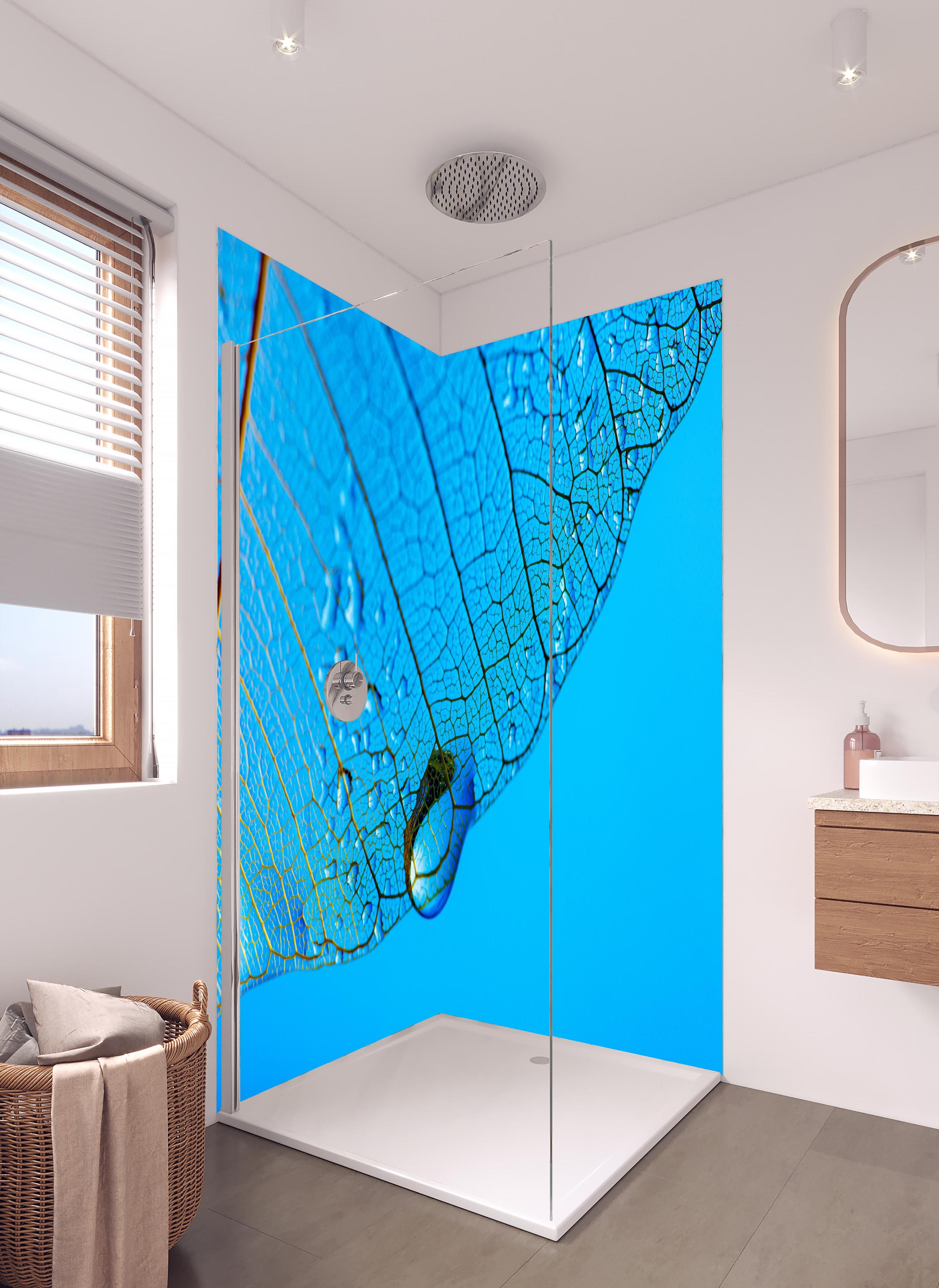 Duschrückwand - Blaue Blattstruktur mit Tautropfen Makro in hellem Badezimmer mit Regenduschkopf - zweiteilige Eck-Duschrückwand