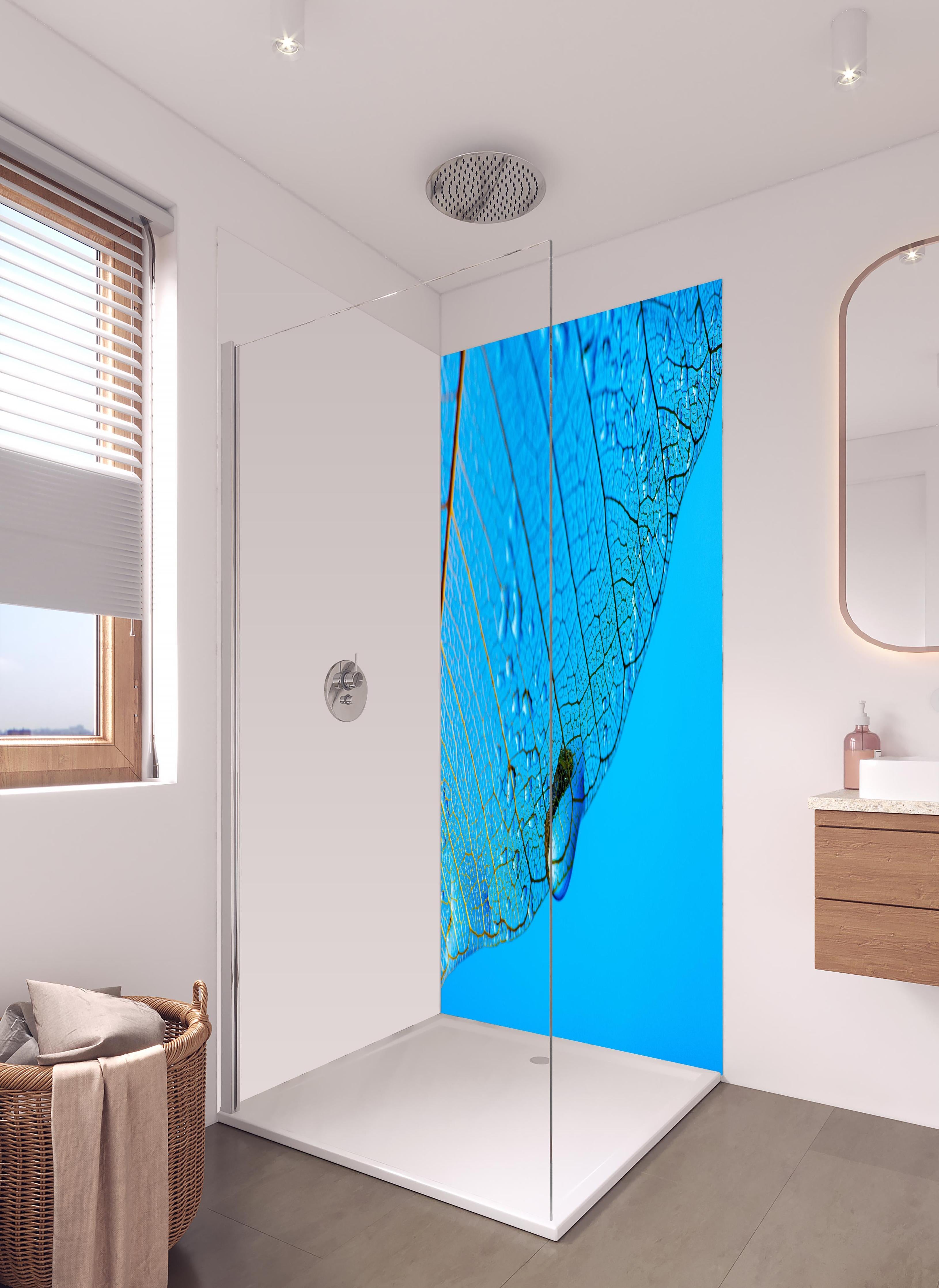 Duschrückwand - Blaue Blattstruktur mit Tautropfen Makro in hellem Badezimmer mit Regenduschkopf - zweiteilige Eck-Duschrückwand