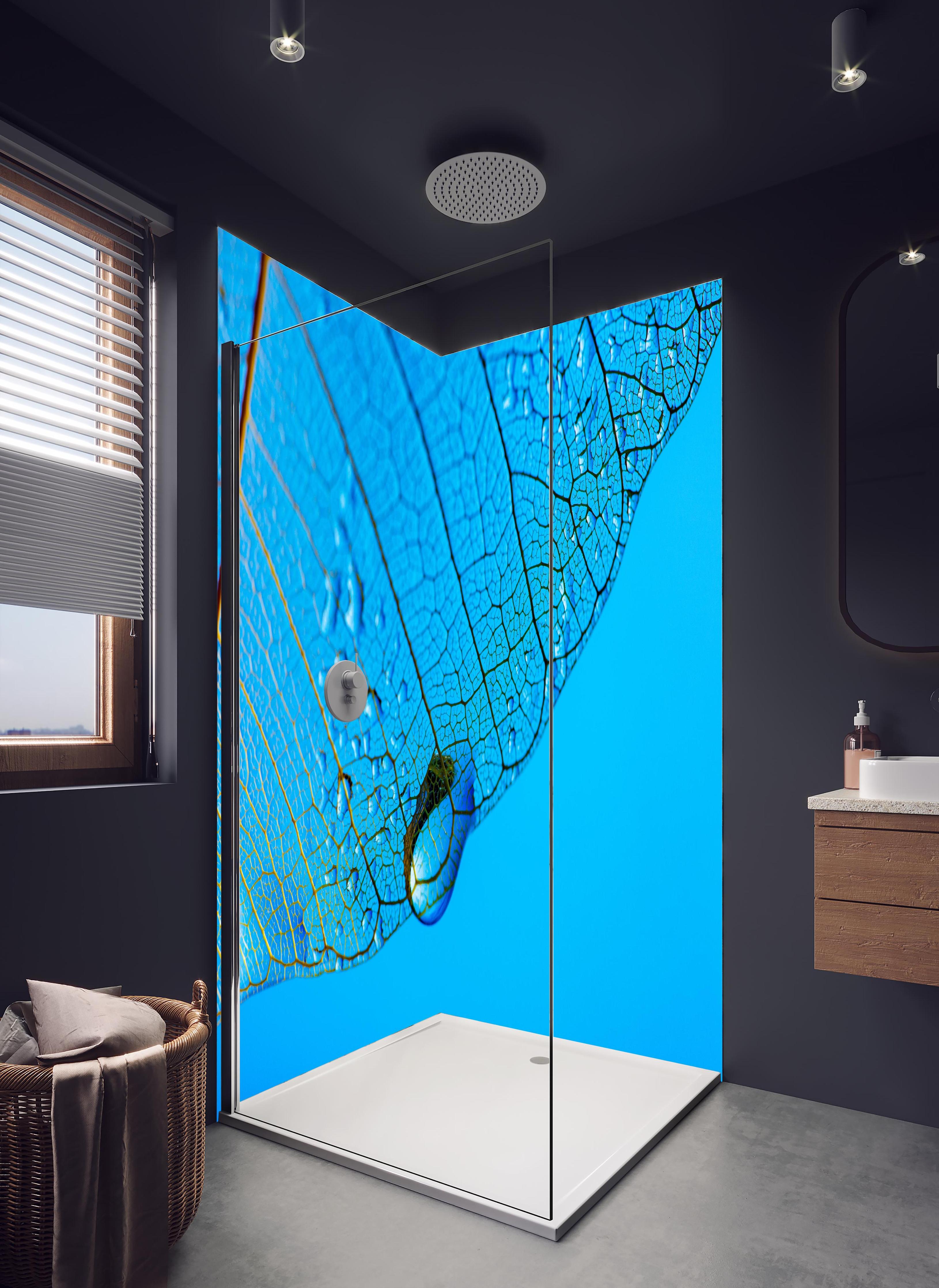 Duschrückwand - Blaue Blattstruktur mit Tautropfen Makro in hellem Badezimmer mit Regenduschkopf - zweiteilige Eck-Duschrückwand
