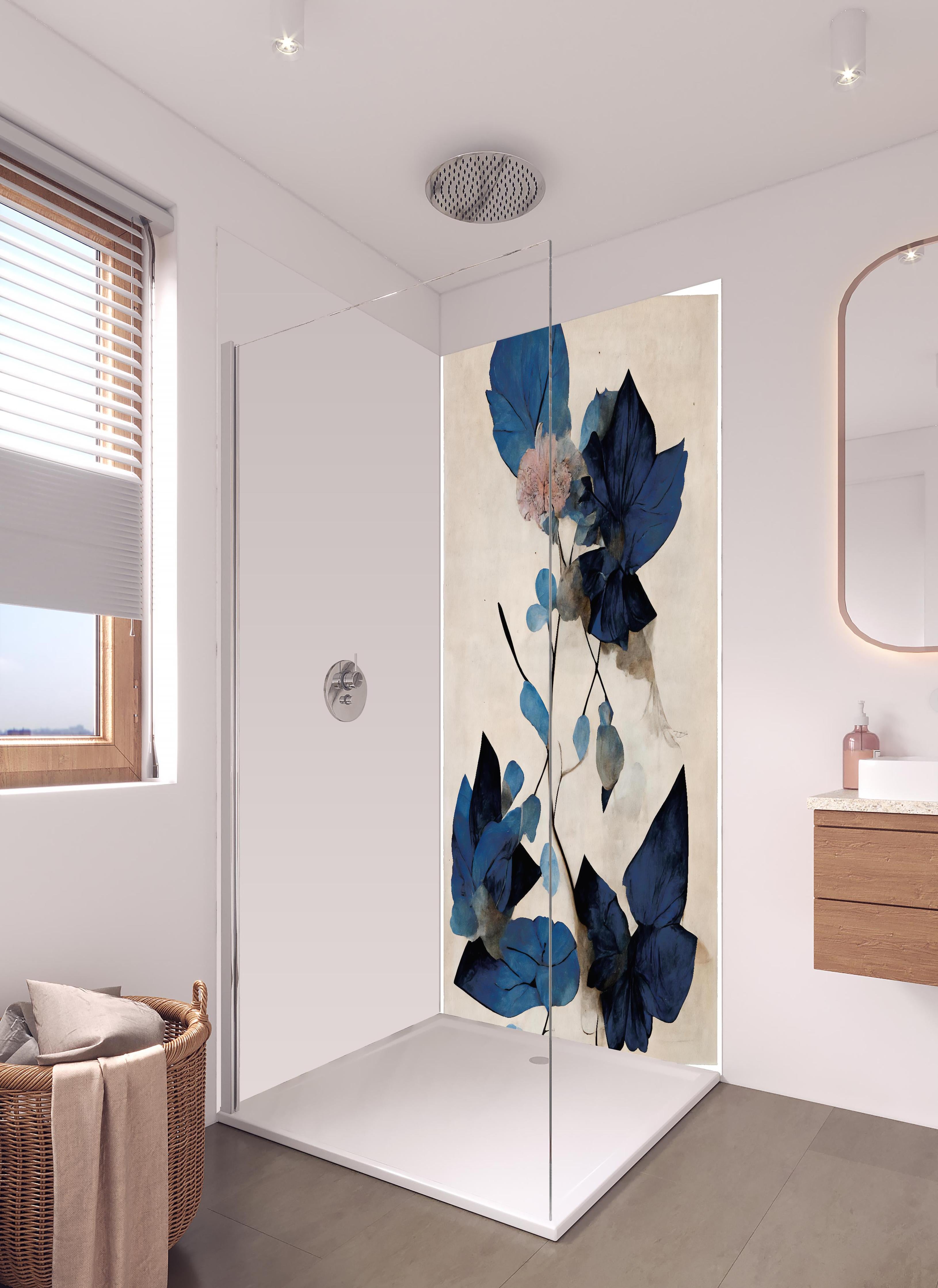 Duschrückwand - Blaue Blüten - Floral in hellem Badezimmer mit Regenduschkopf - zweiteilige Eck-Duschrückwand