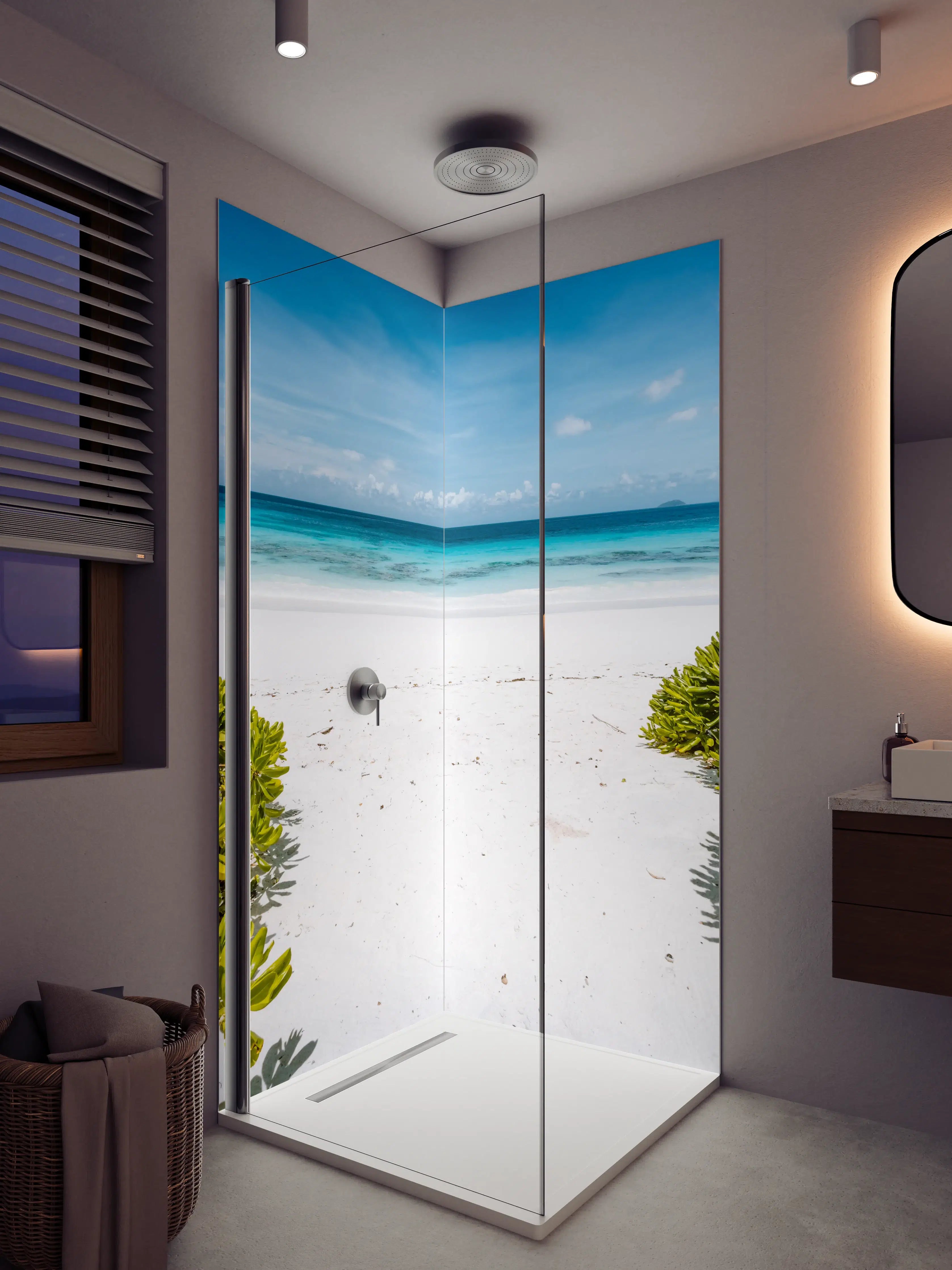 Duschrückwand - Blaue Meeresküste mit weißem Sandstrand