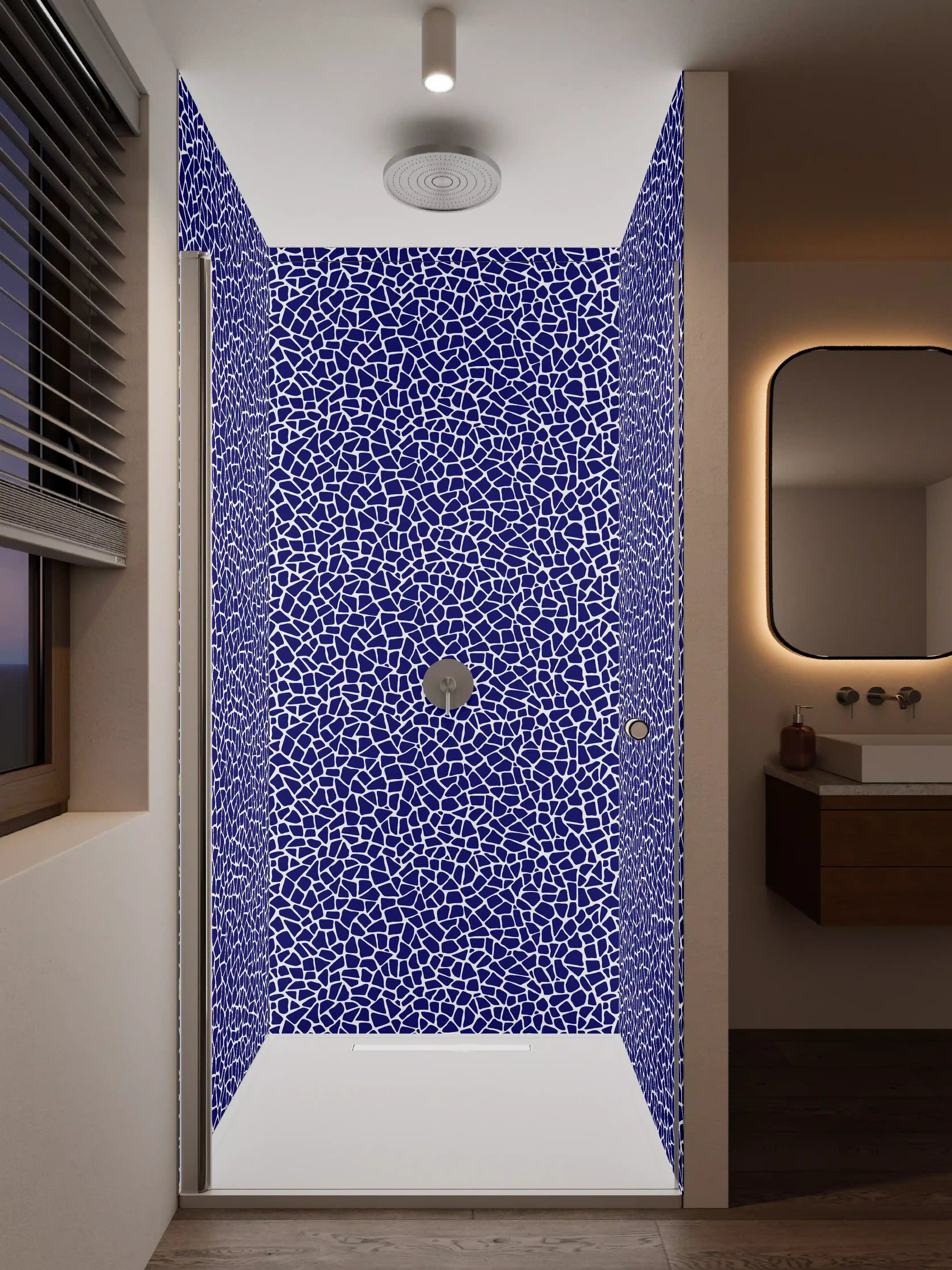 Duschrückwand - Blaue Mosaik-Textur mit feiner Struktur