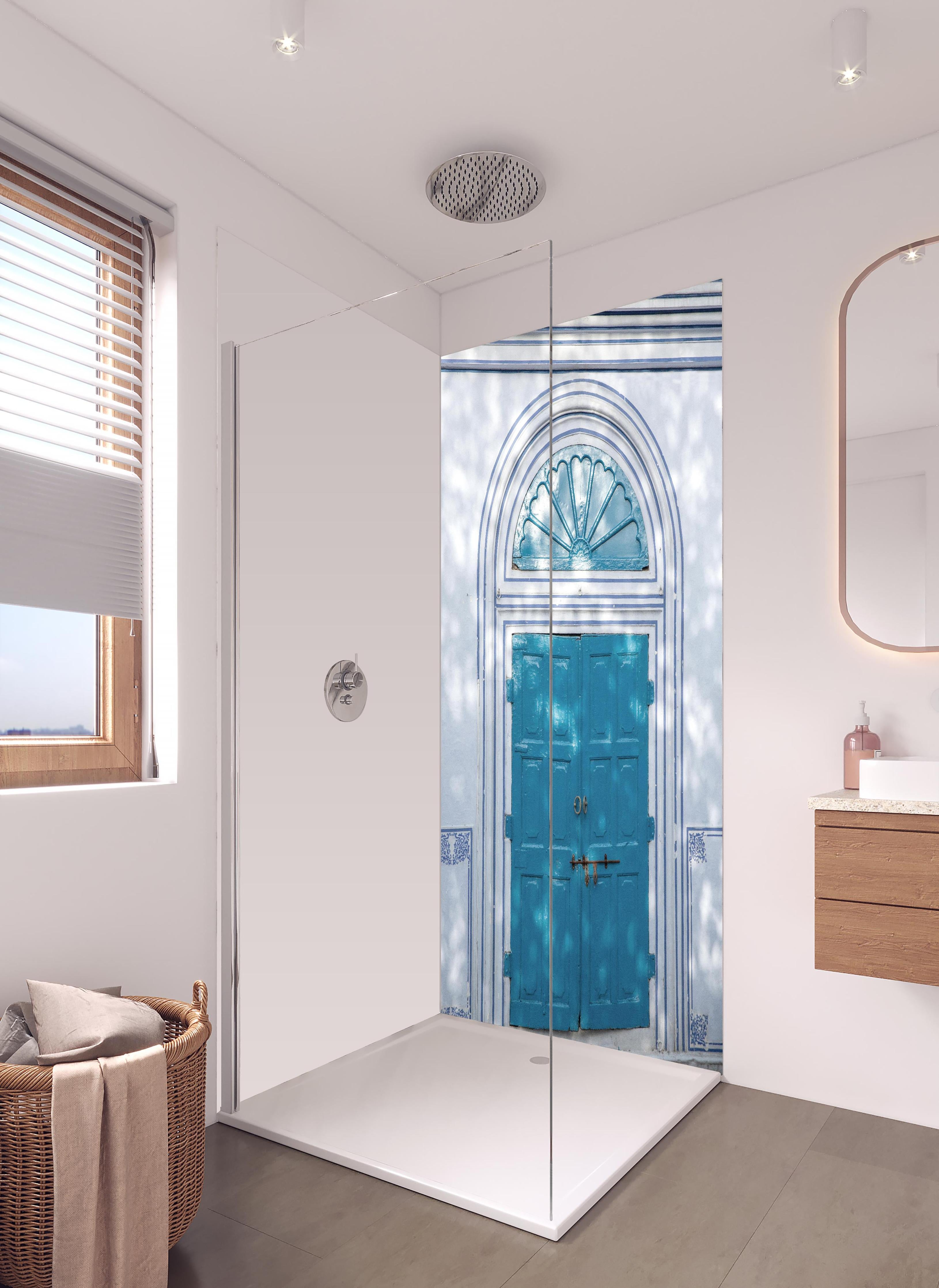 Duschrückwand - Blaue Tür - Architektur in hellem Badezimmer mit Regenduschkopf - zweiteilige Eck-Duschrückwand