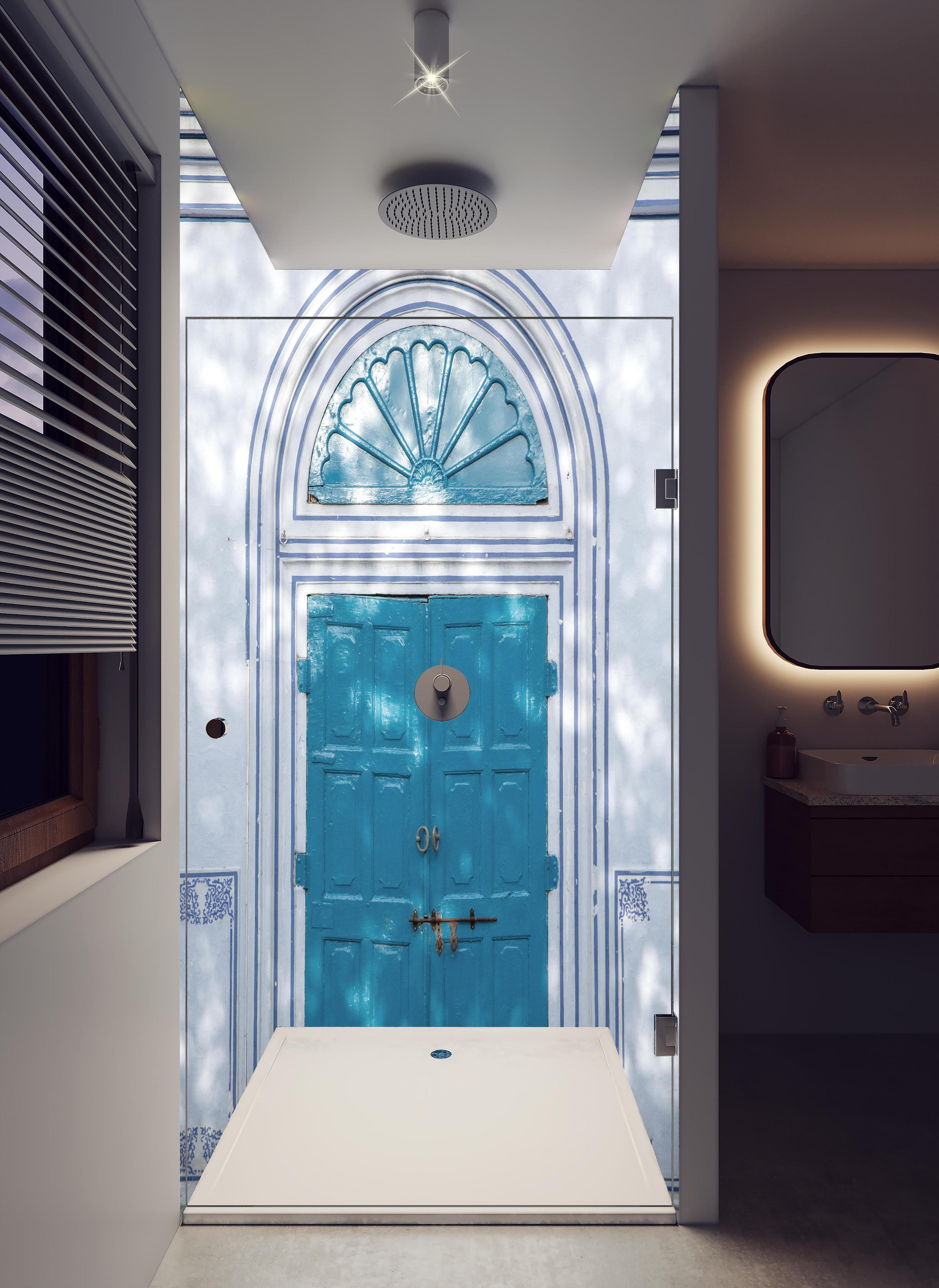 Duschrückwand - Blaue Tür - Architektur in hellem Badezimmer mit Regenduschkopf - zweiteilige Eck-Duschrückwand