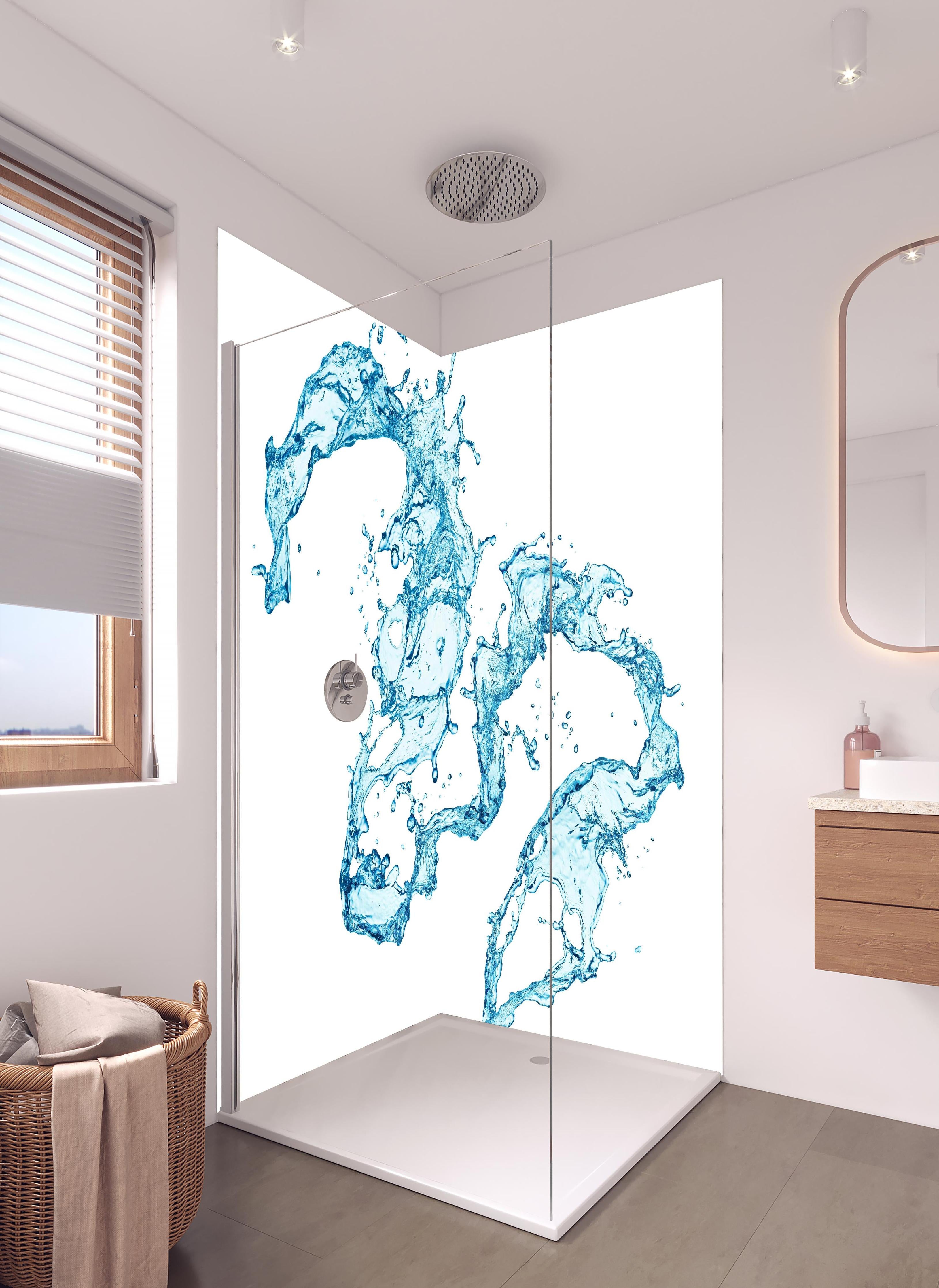 Duschrückwand - Blaue Wasser Spritzer weißer Hintergrund in hellem Badezimmer mit Regenduschkopf - zweiteilige Eck-Duschrückwand