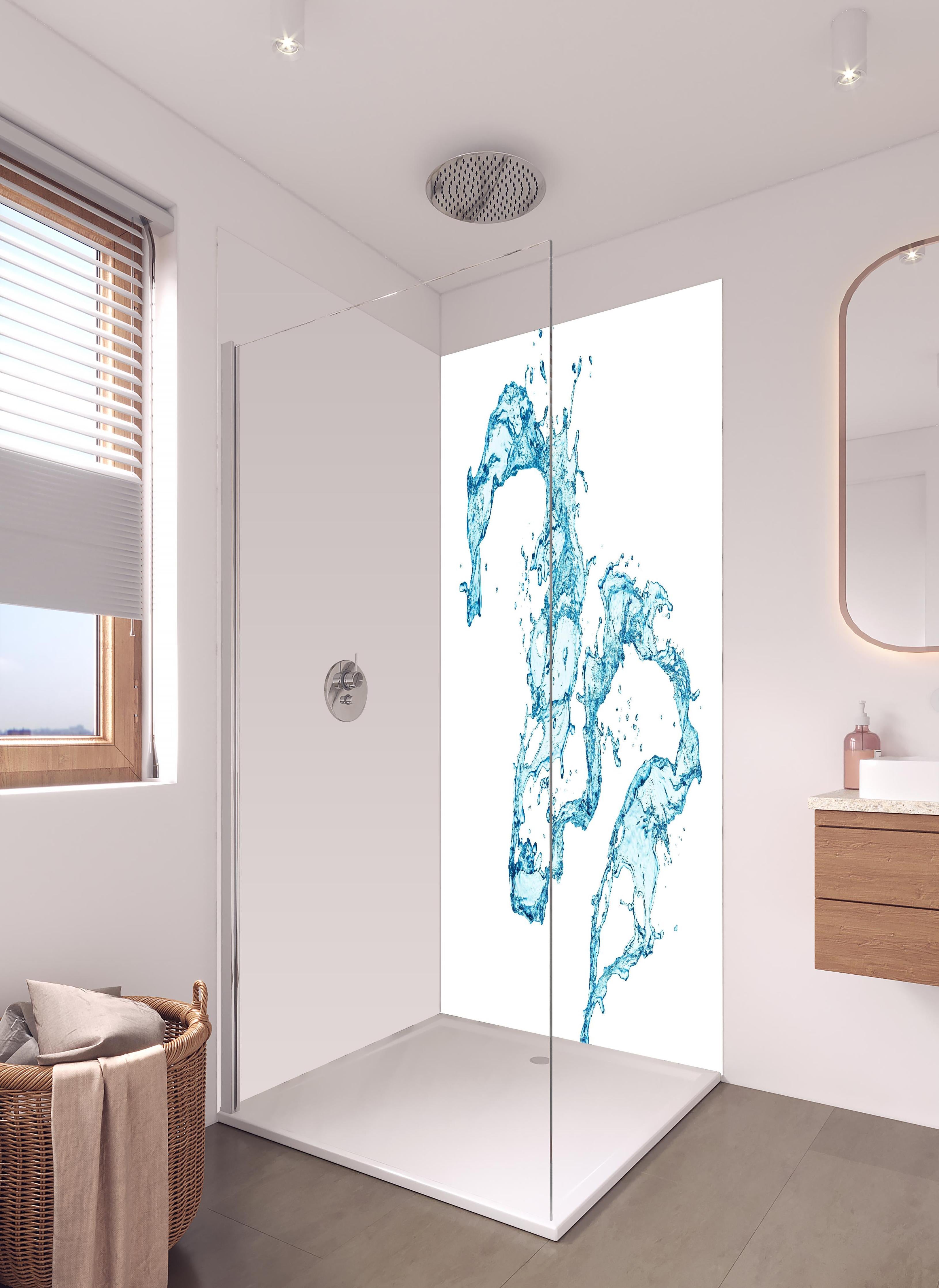 Duschrückwand - Blaue Wasser Spritzer weißer Hintergrund in hellem Badezimmer mit Regenduschkopf - zweiteilige Eck-Duschrückwand
