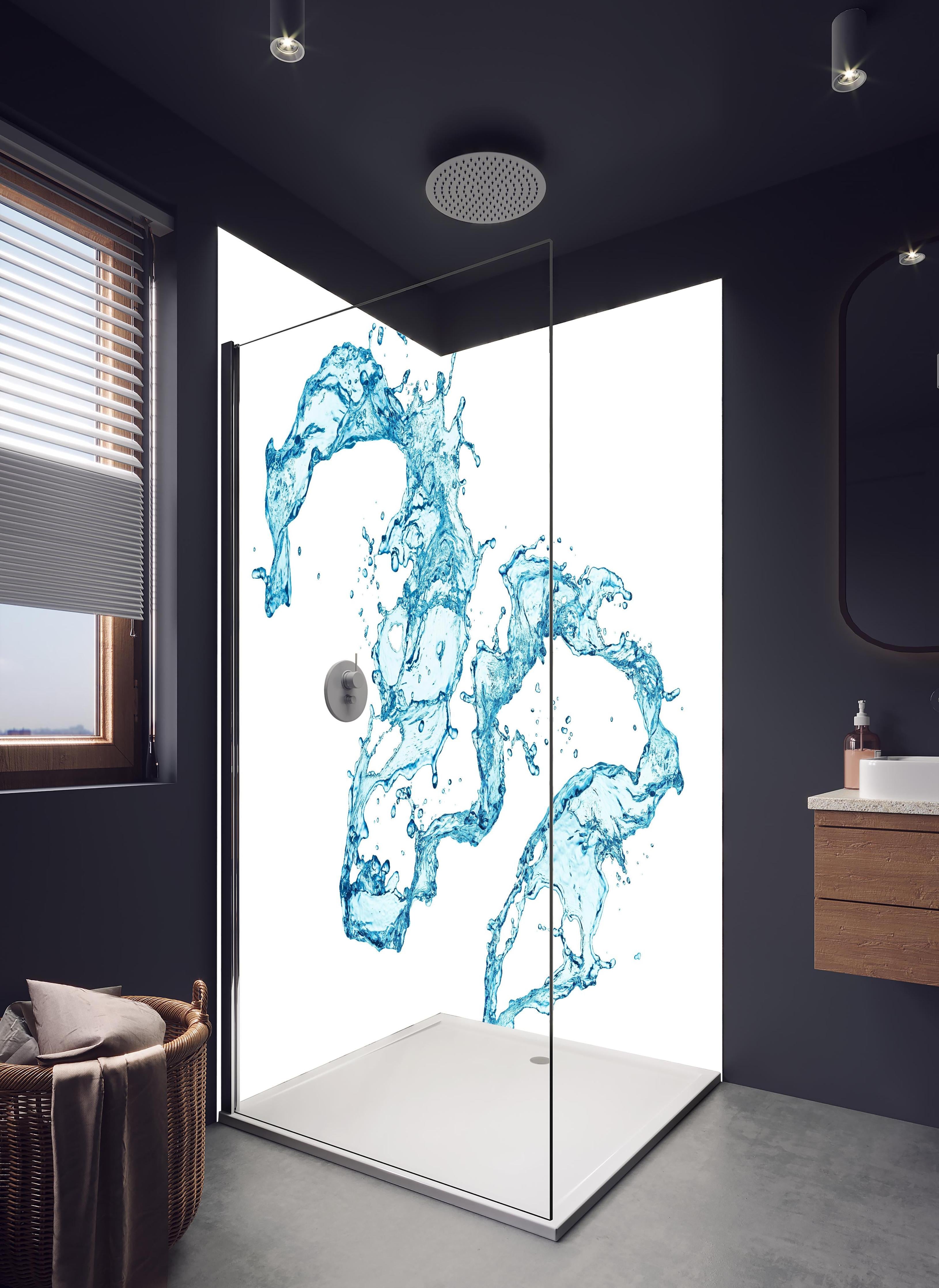 Duschrückwand - Blaue Wasser Spritzer weißer Hintergrund in hellem Badezimmer mit Regenduschkopf - zweiteilige Eck-Duschrückwand
