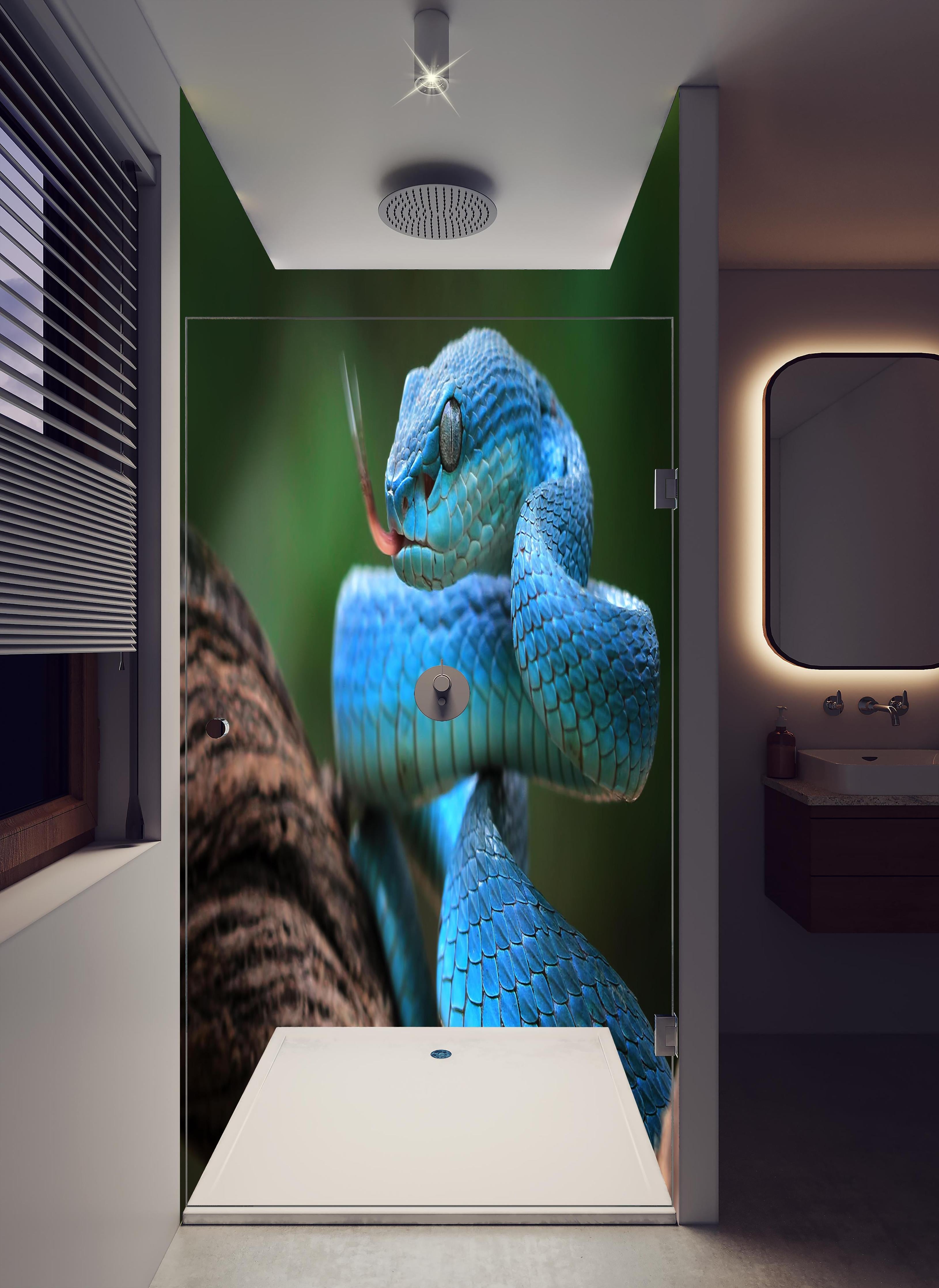 Duschrückwand - Blaue insularis Vipern-Nahaufnahme in hellem Badezimmer mit Regenduschkopf - zweiteilige Eck-Duschrückwand