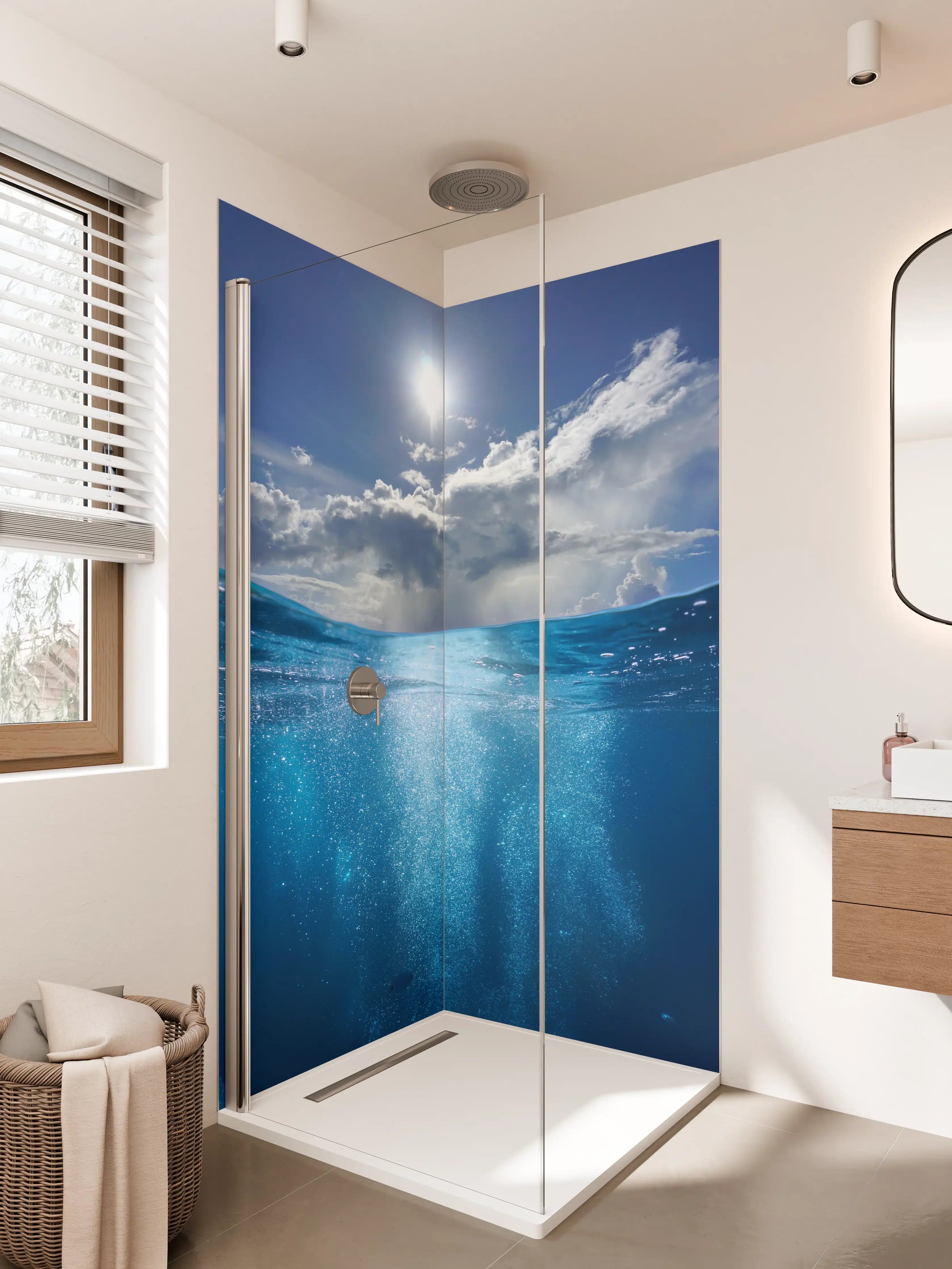 Duschrückwand - Blauer Himmel über Meer mit Sonnenlicht