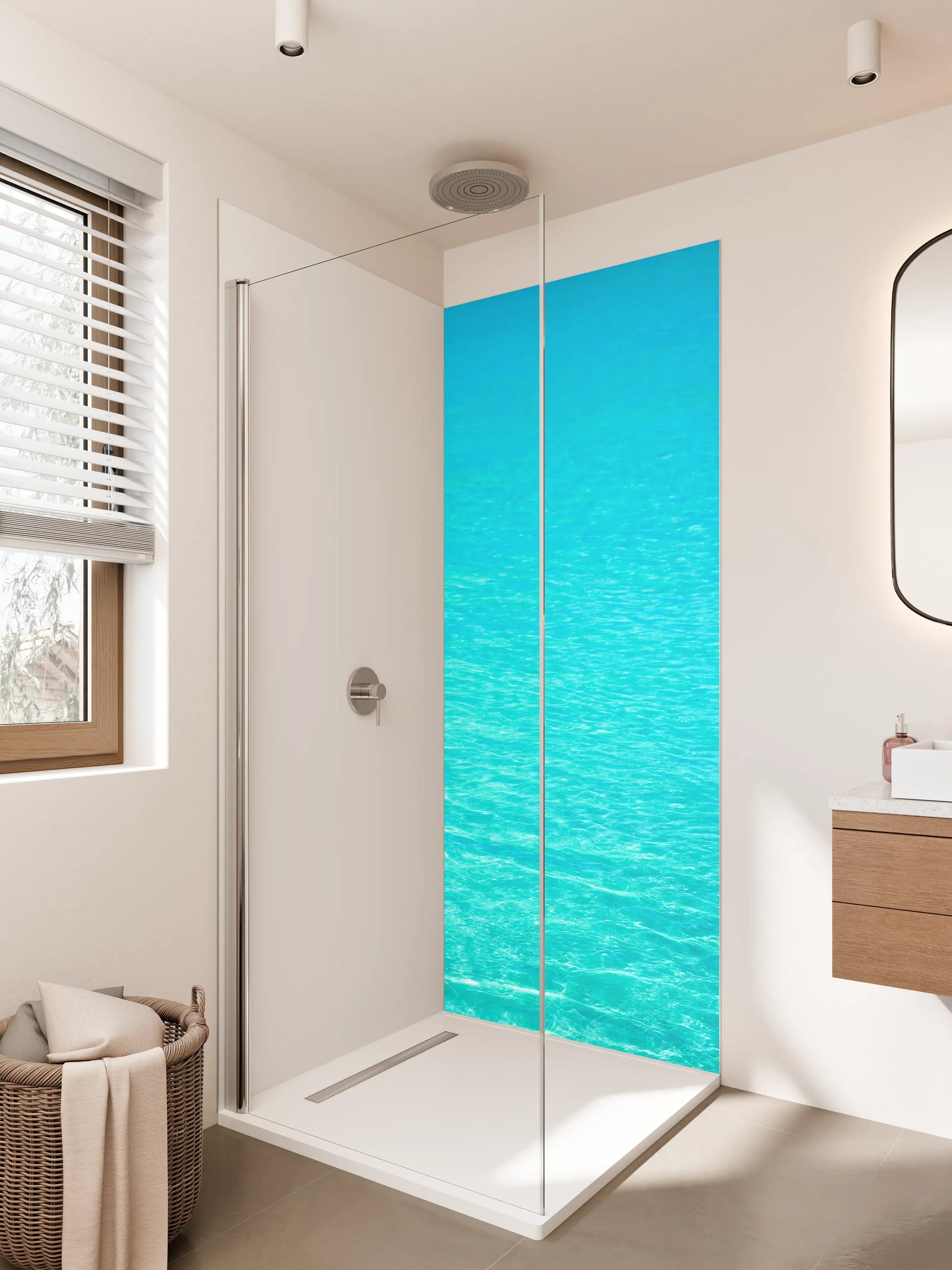 Duschrückwand - Blauer Ozean mit sanften Wellen im Sonnenlicht