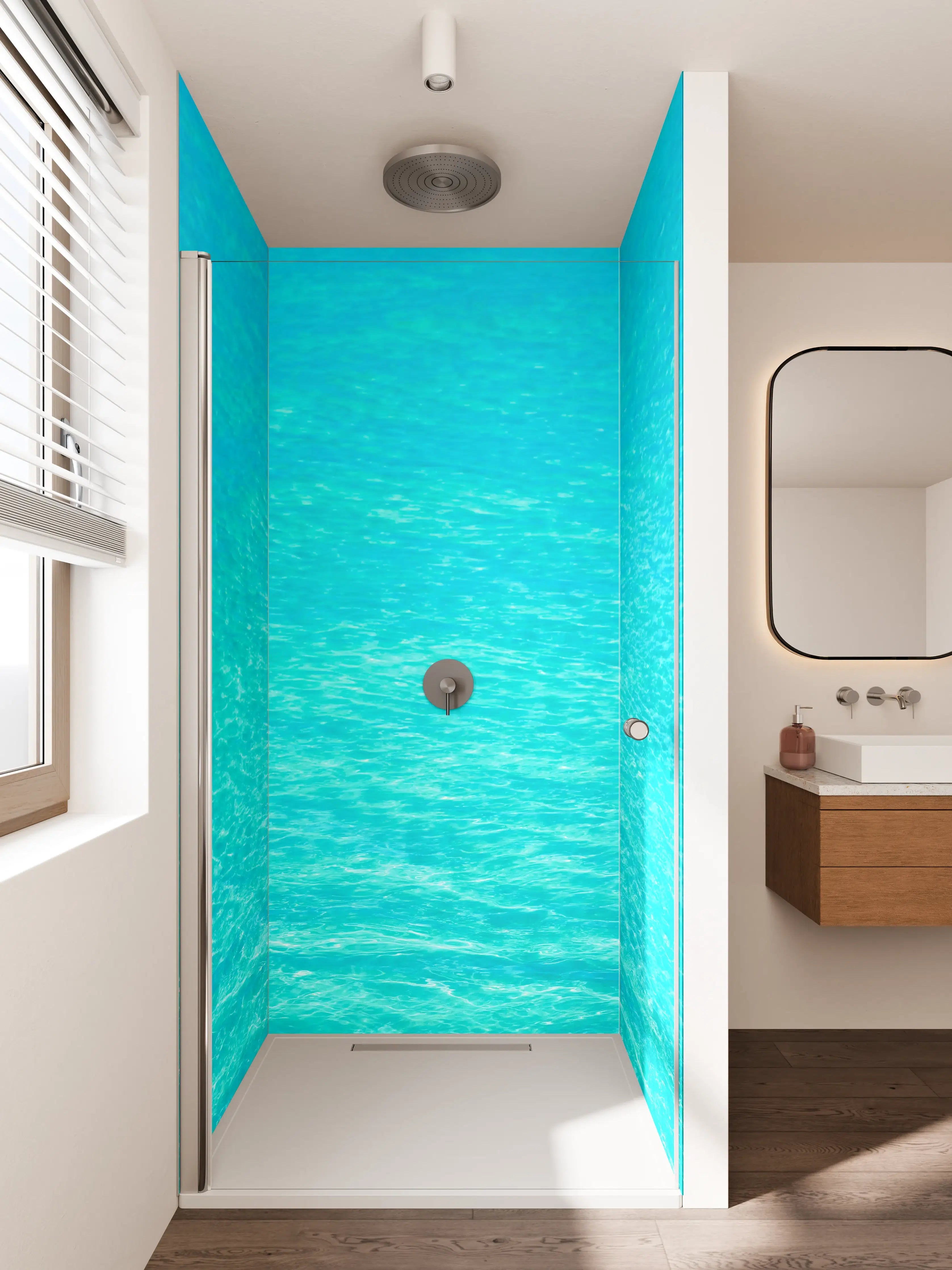 Duschrückwand - Blauer Ozean mit sanften Wellen im Sonnenlicht