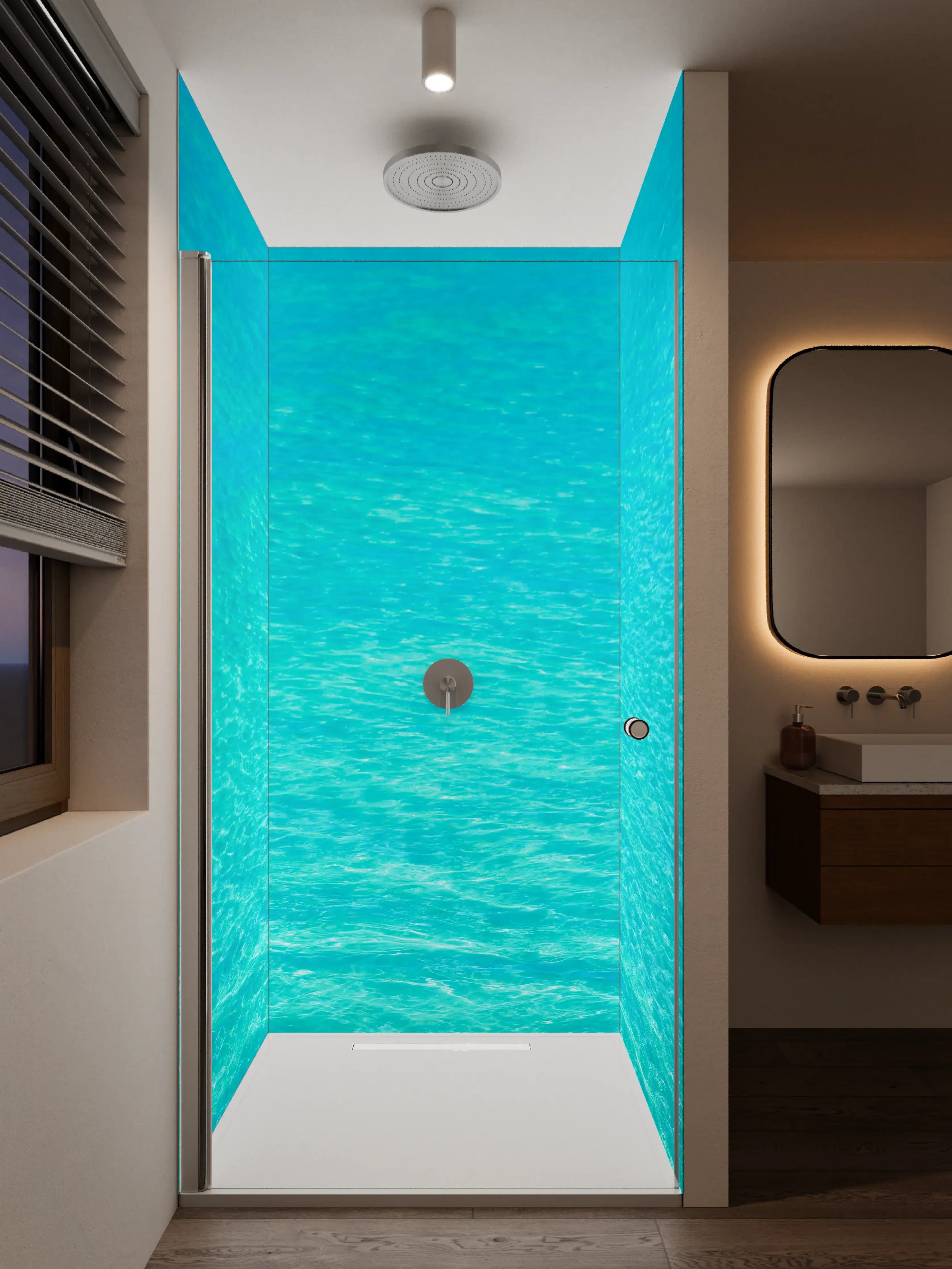 Duschrückwand - Blauer Ozean mit sanften Wellen im Sonnenlicht