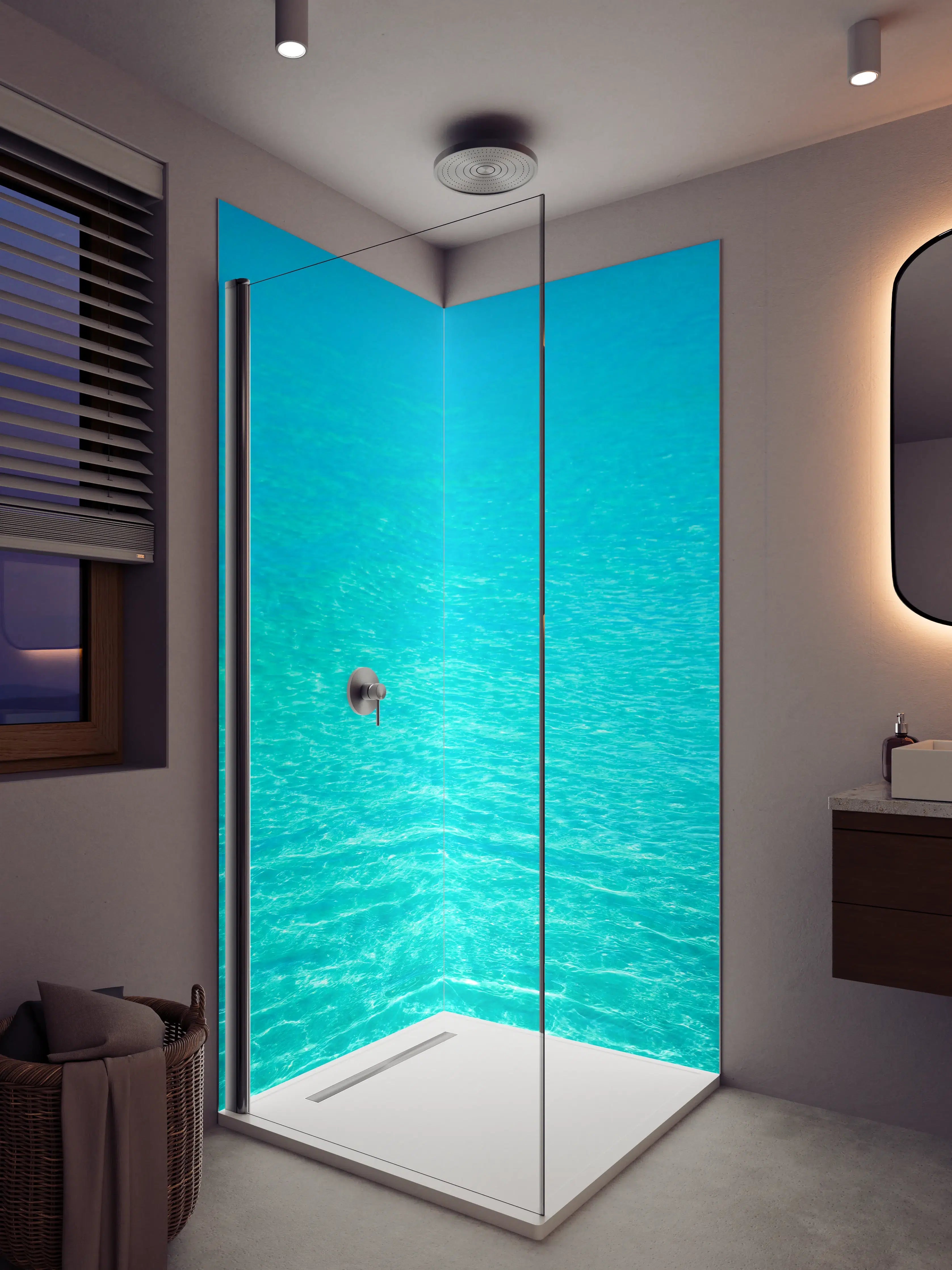 Duschrückwand - Blauer Ozean mit sanften Wellen im Sonnenlicht