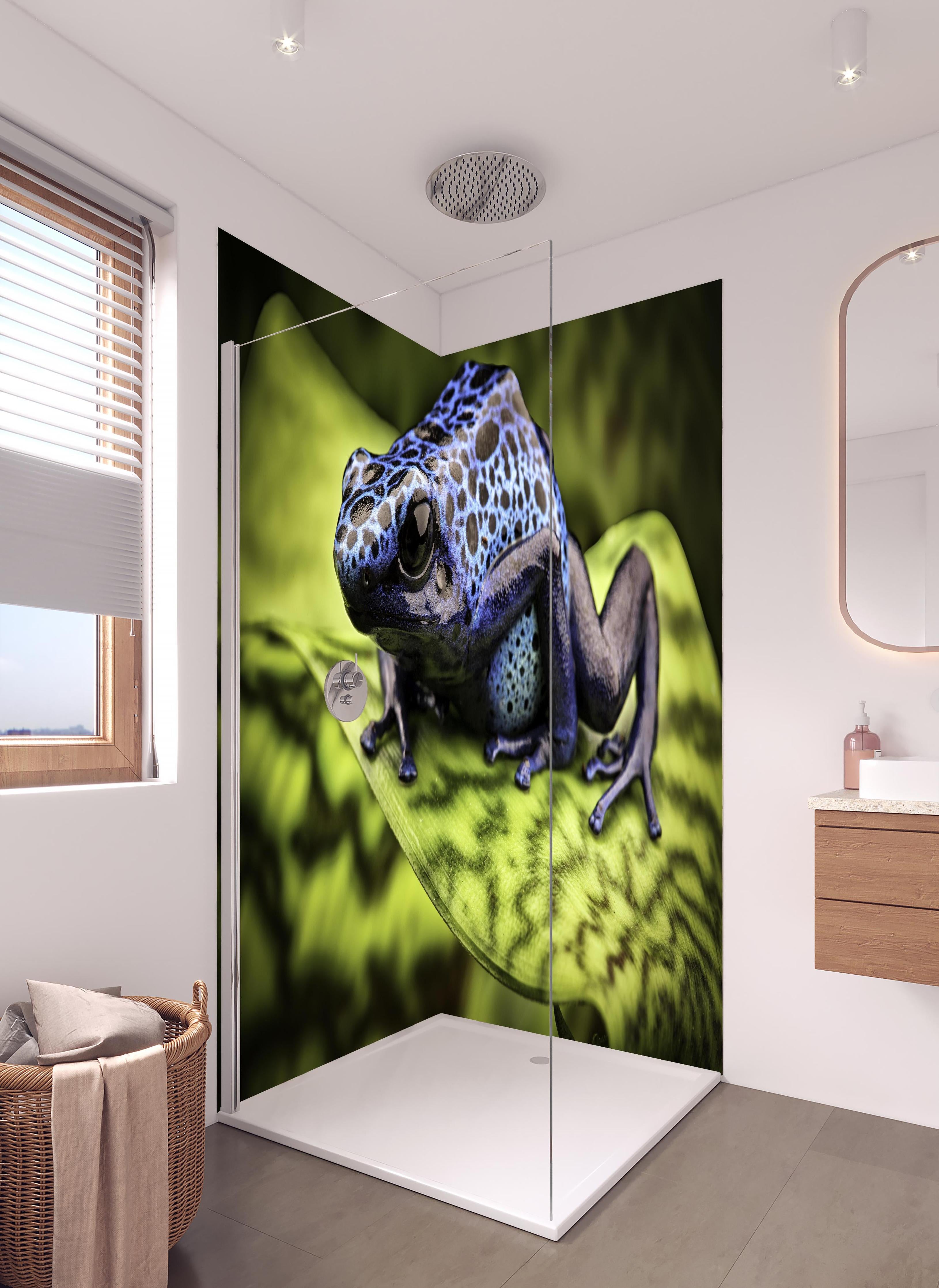 Duschrückwand - Blauer Pfeilgiftfrosch im Amazonas in hellem Badezimmer mit Regenduschkopf - zweiteilige Eck-Duschrückwand