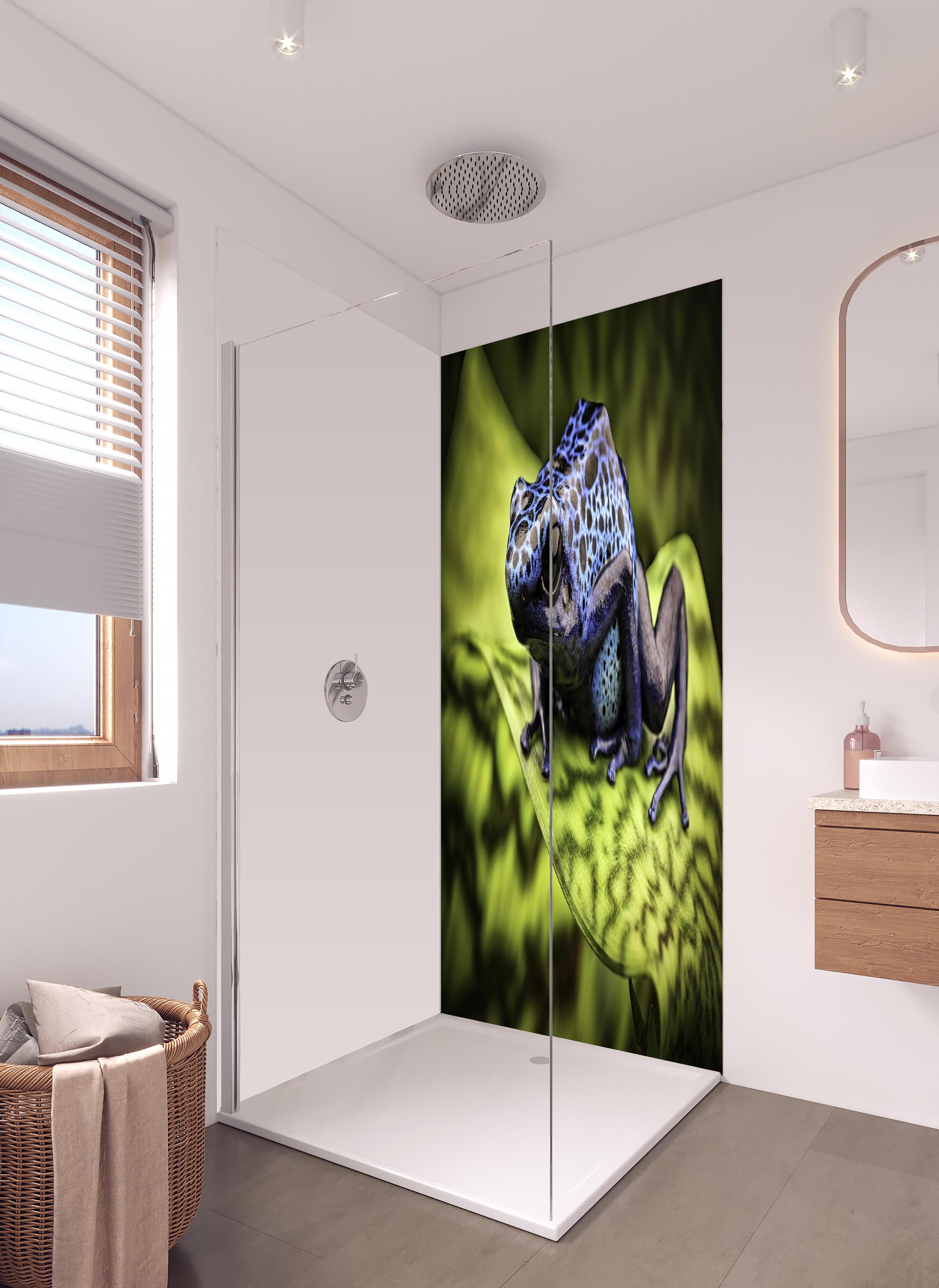 Duschrückwand - Blauer Pfeilgiftfrosch im Amazonas in hellem Badezimmer mit Regenduschkopf - zweiteilige Eck-Duschrückwand