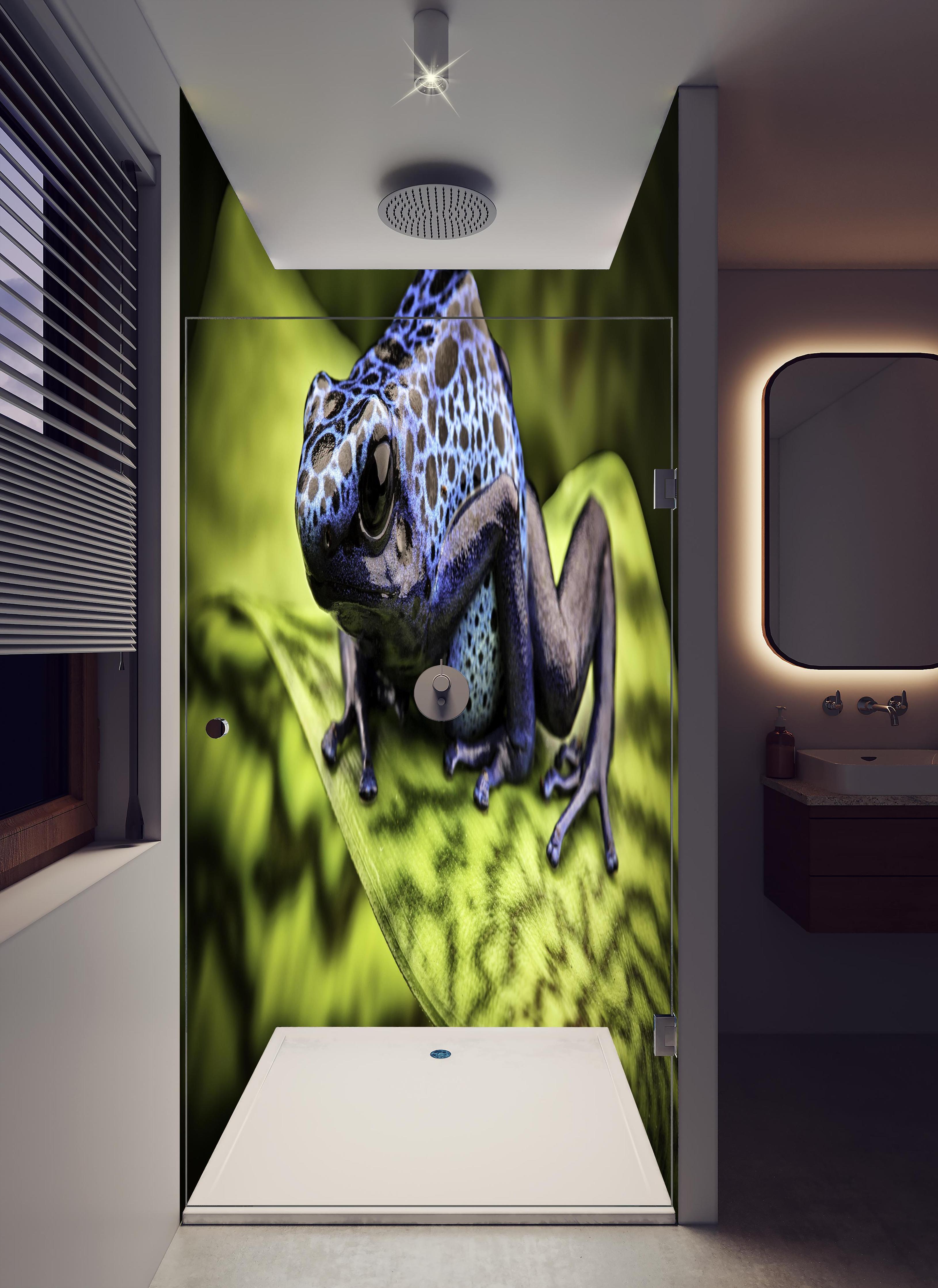 Duschrückwand - Blauer Pfeilgiftfrosch im Amazonas in hellem Badezimmer mit Regenduschkopf - zweiteilige Eck-Duschrückwand