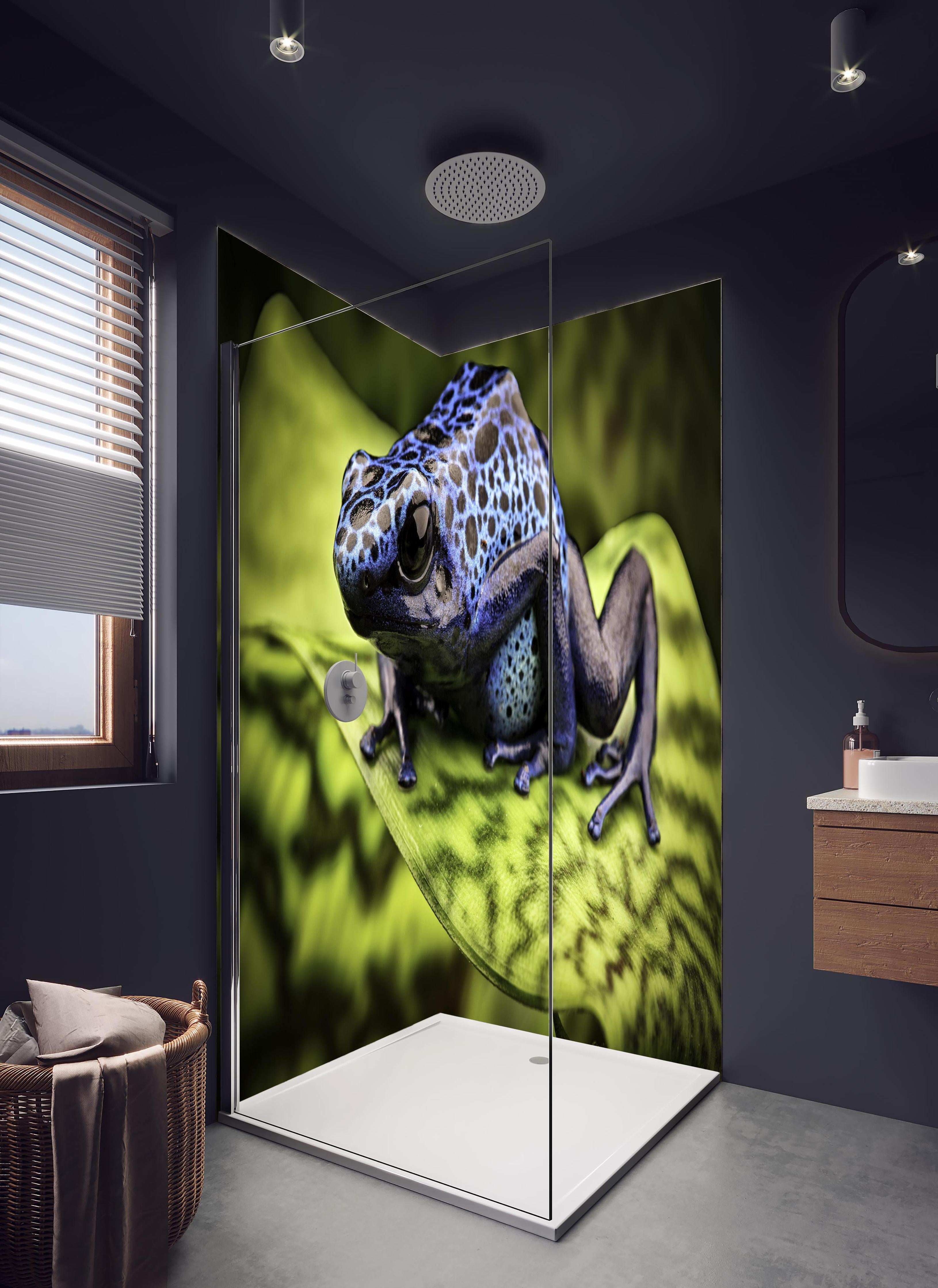 Duschrückwand - Blauer Pfeilgiftfrosch im Amazonas in hellem Badezimmer mit Regenduschkopf - zweiteilige Eck-Duschrückwand
