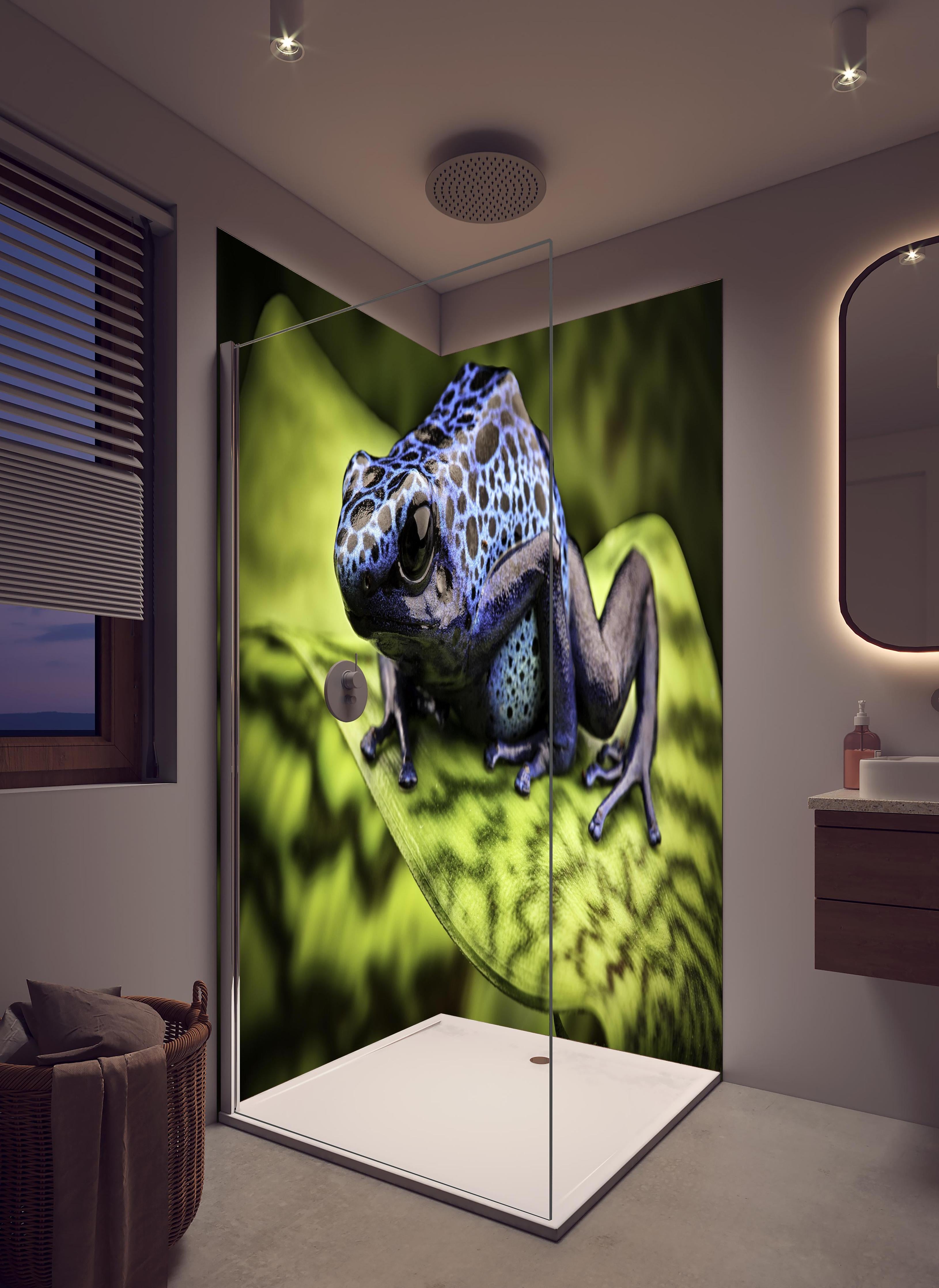 Duschrückwand - Blauer Pfeilgiftfrosch im Amazonas in hellem Badezimmer mit Regenduschkopf - zweiteilige Eck-Duschrückwand