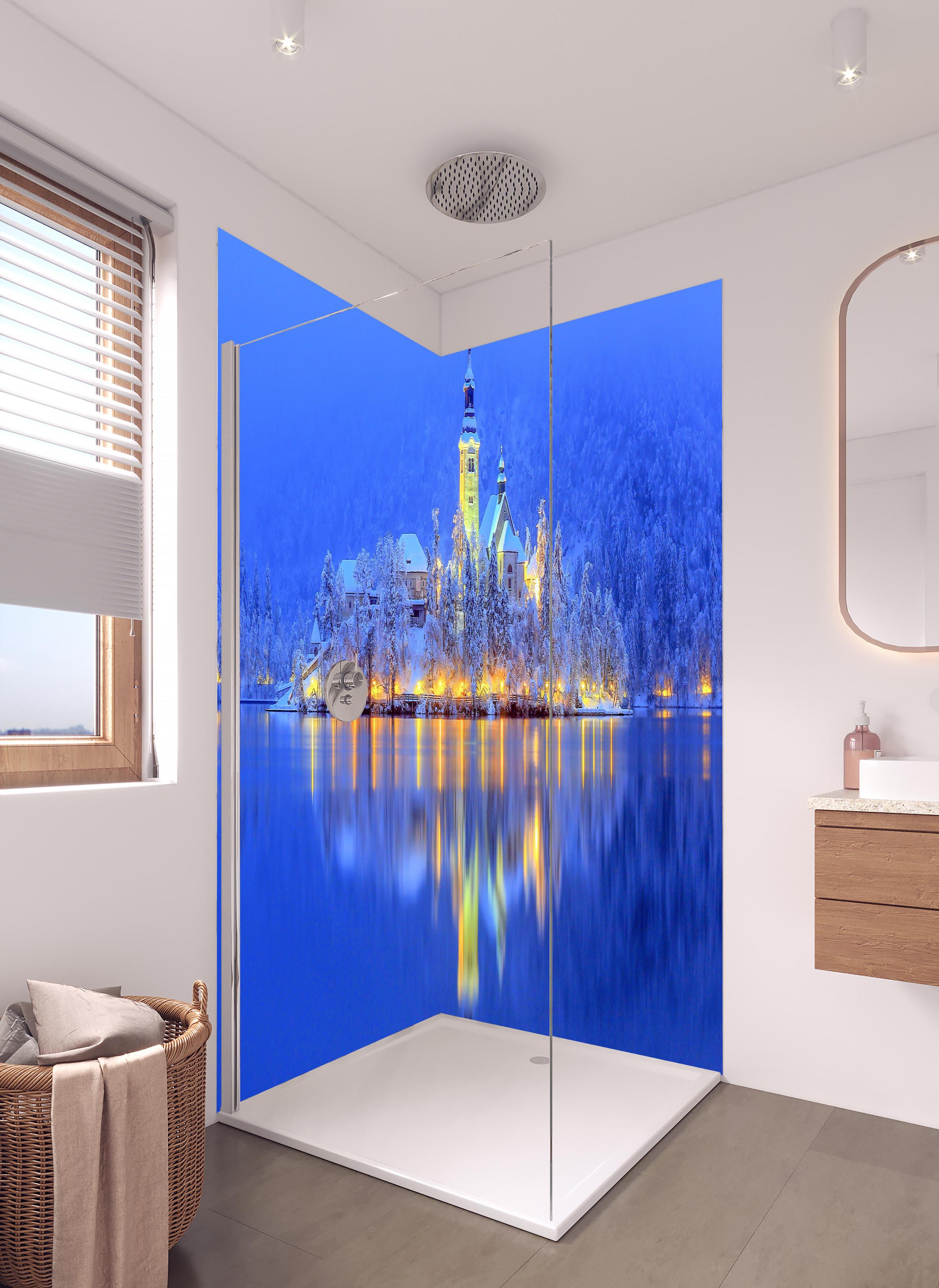 Duschrückwand - Bled Island in hellem Badezimmer mit Regenduschkopf - zweiteilige Eck-Duschrückwand