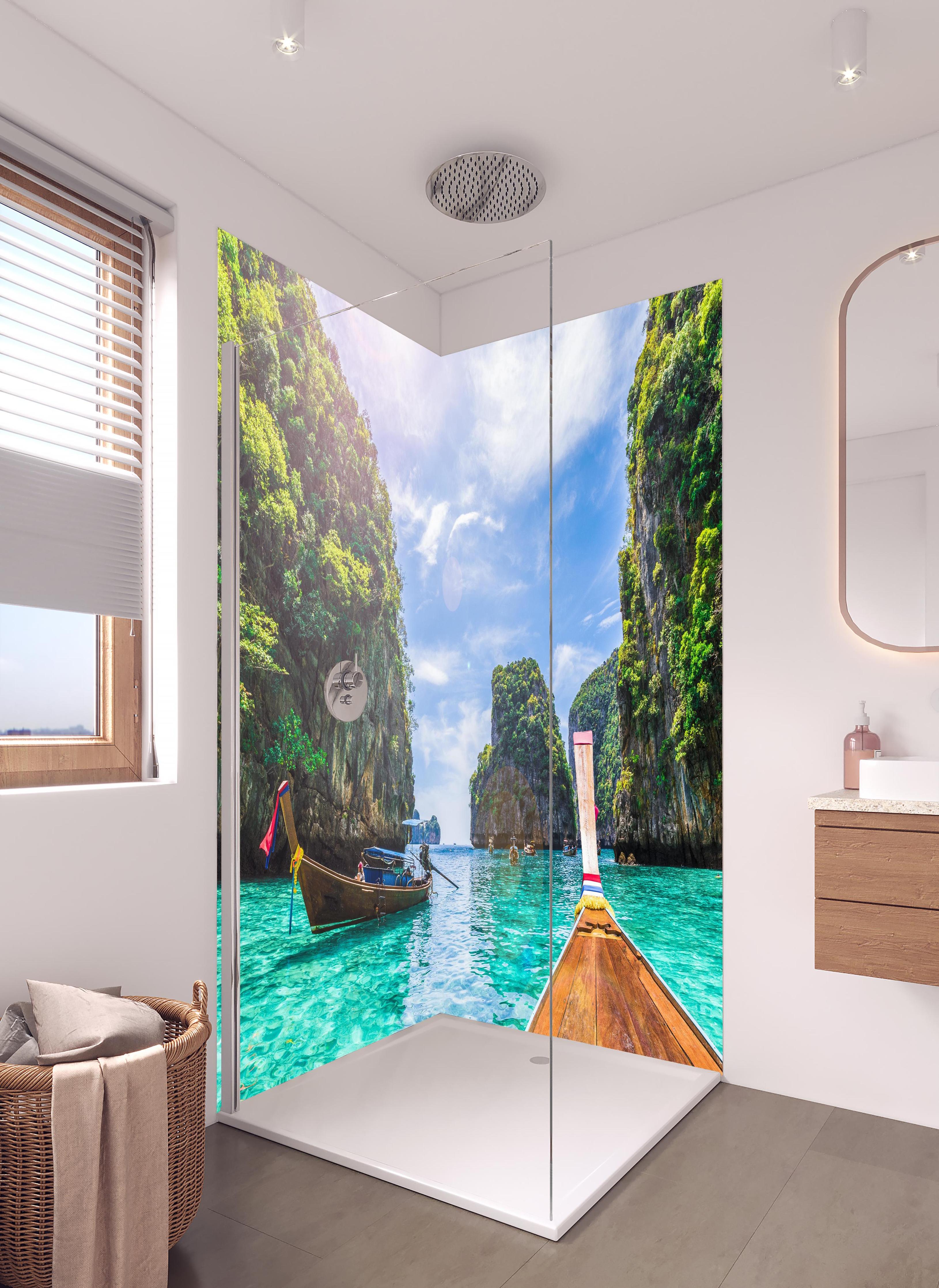Duschrückwand - Blick auf die Bucht von Loh Samah in hellem Badezimmer mit Regenduschkopf - zweiteilige Eck-Duschrückwand