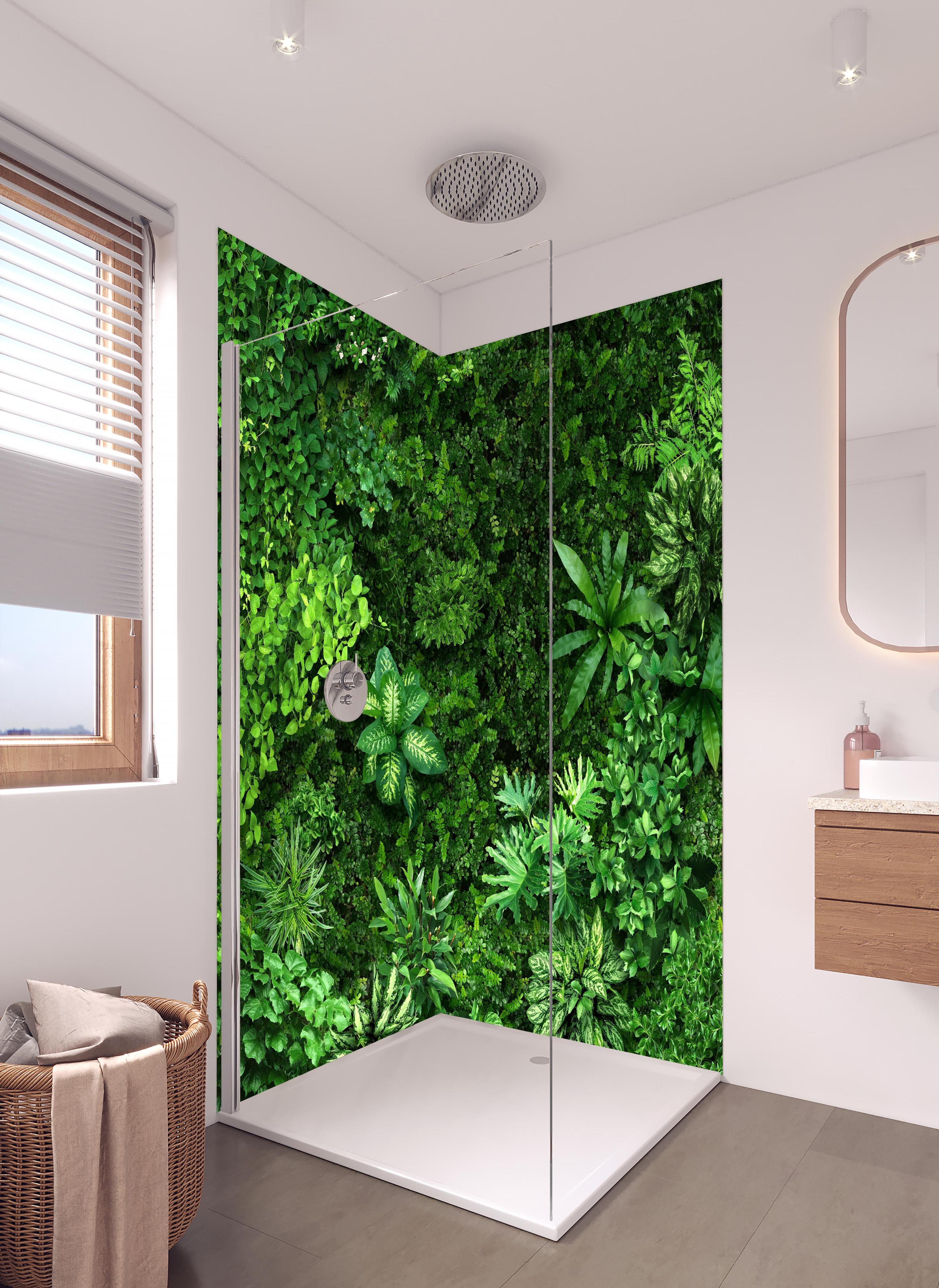 Duschrückwand - Blick auf organischen Wald in hellem Badezimmer mit Regenduschkopf - zweiteilige Eck-Duschrückwand
