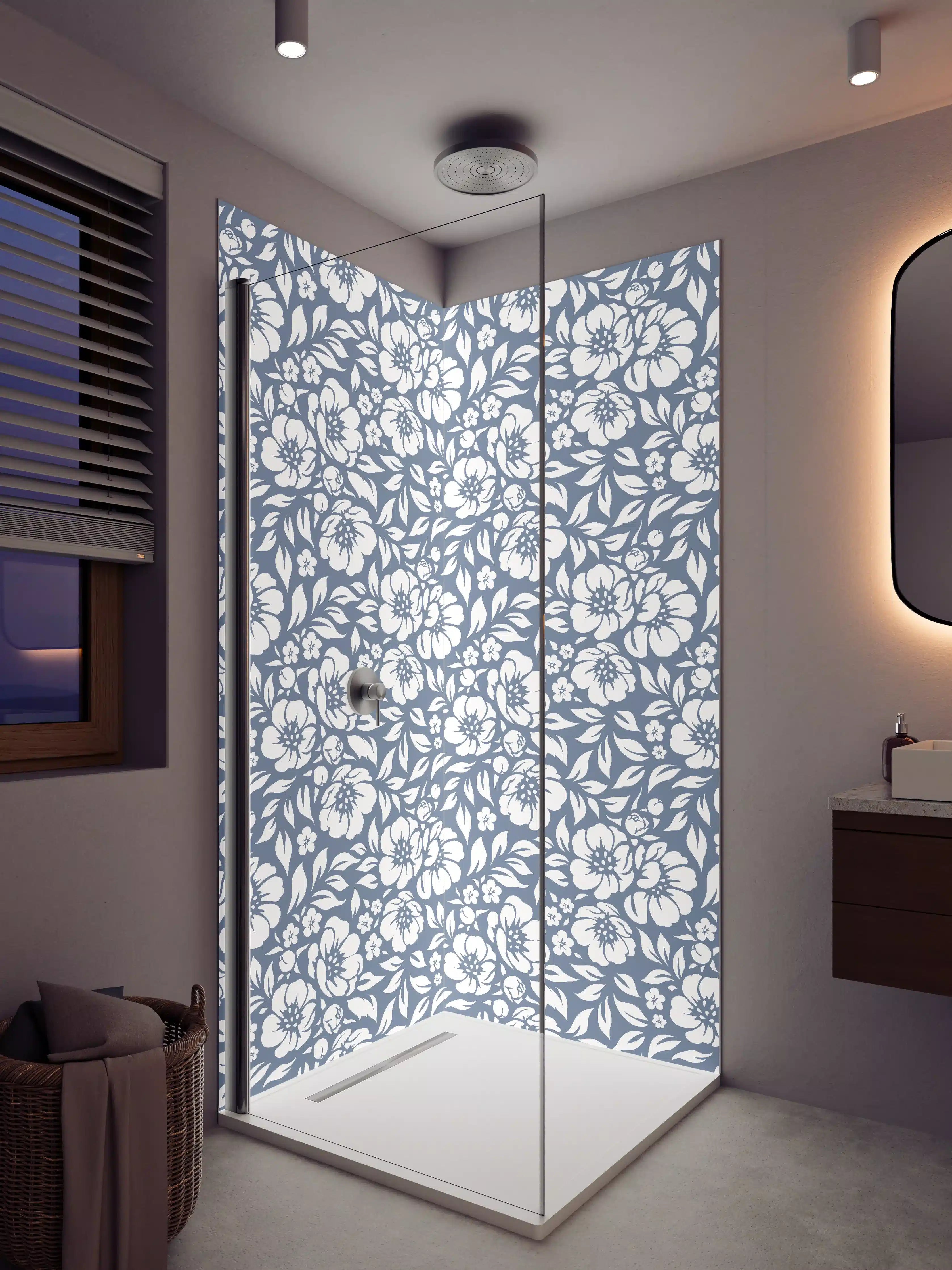 Duschrückwand - Blumen in Blau, Weiß und Grau