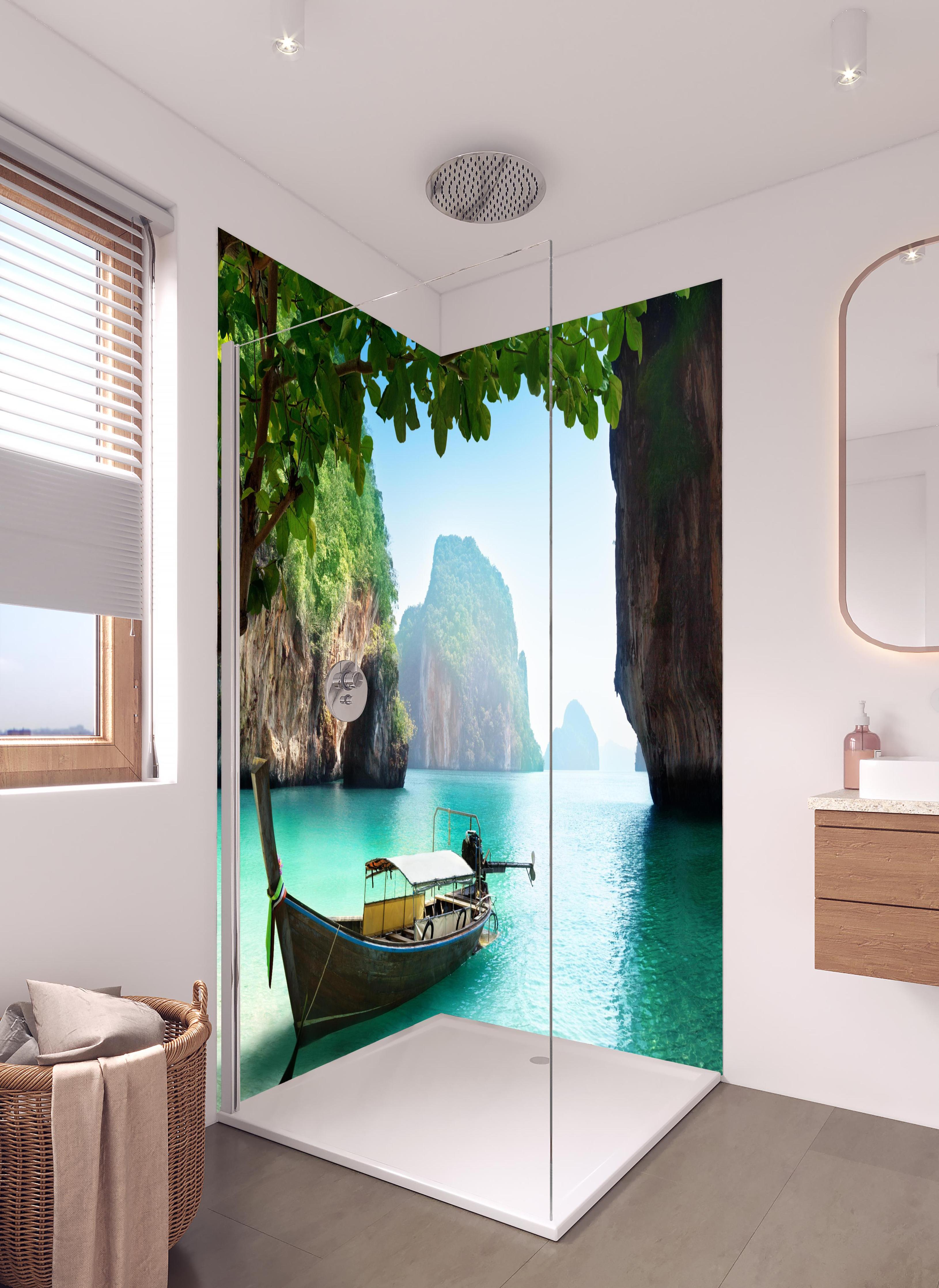 Duschrückwand - Boot auf kleiner Insel in Thailand in hellem Badezimmer mit Regenduschkopf - zweiteilige Eck-Duschrückwand