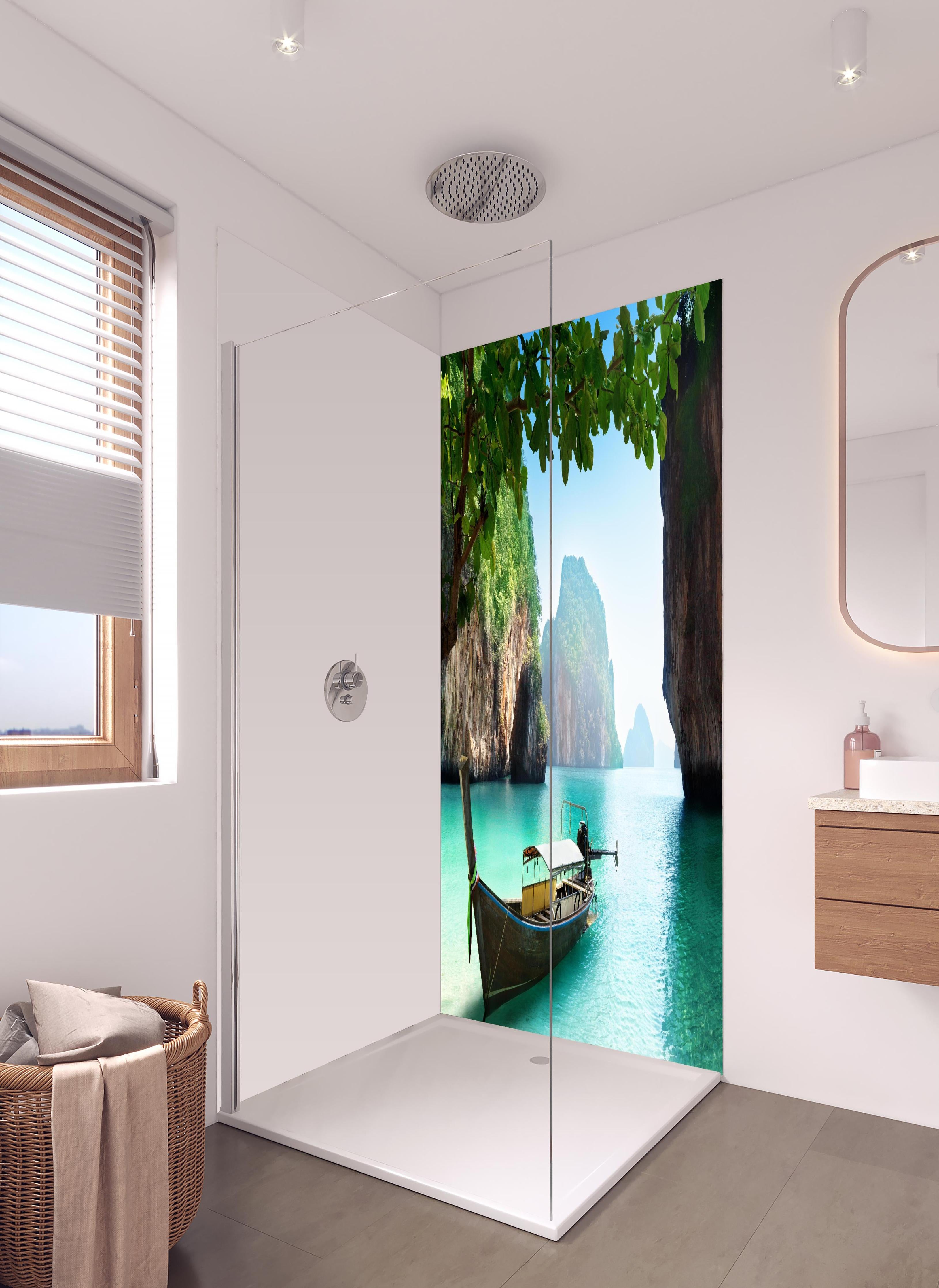 Duschrückwand - Boot auf kleiner Insel in Thailand in hellem Badezimmer mit Regenduschkopf - zweiteilige Eck-Duschrückwand