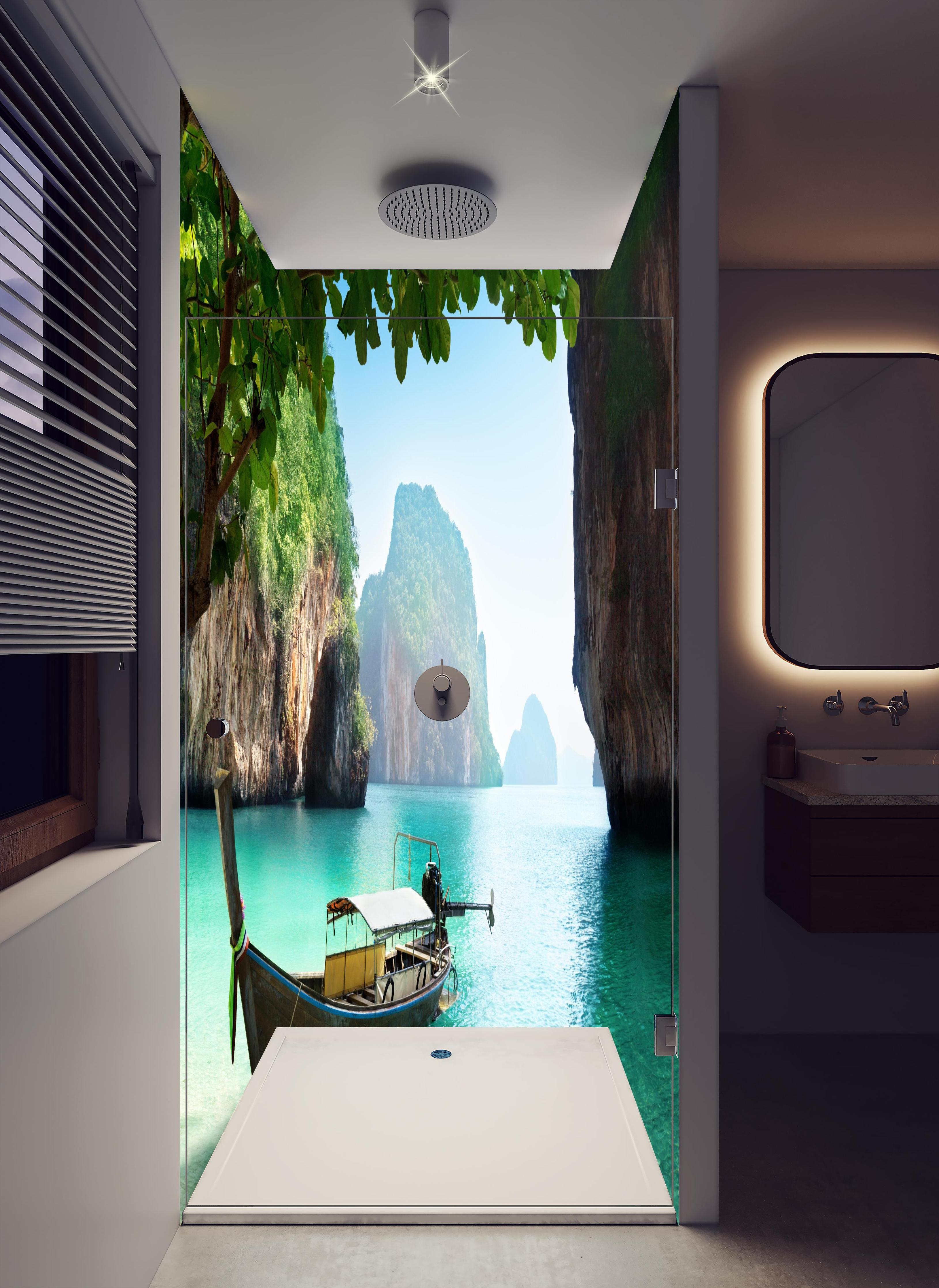Duschrückwand - Boot auf kleiner Insel in Thailand in hellem Badezimmer mit Regenduschkopf - zweiteilige Eck-Duschrückwand