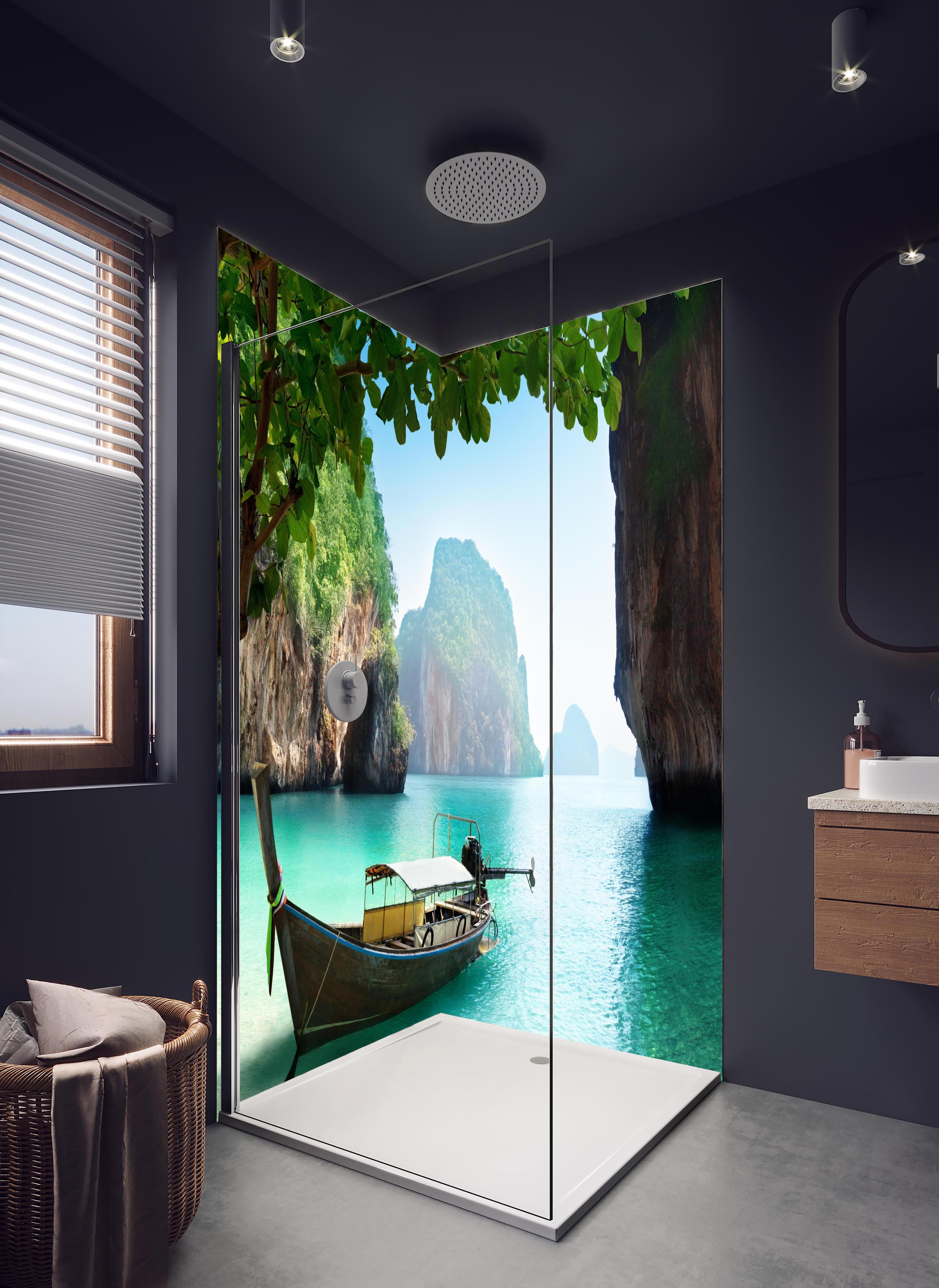 Duschrückwand - Boot auf kleiner Insel in Thailand in hellem Badezimmer mit Regenduschkopf - zweiteilige Eck-Duschrückwand