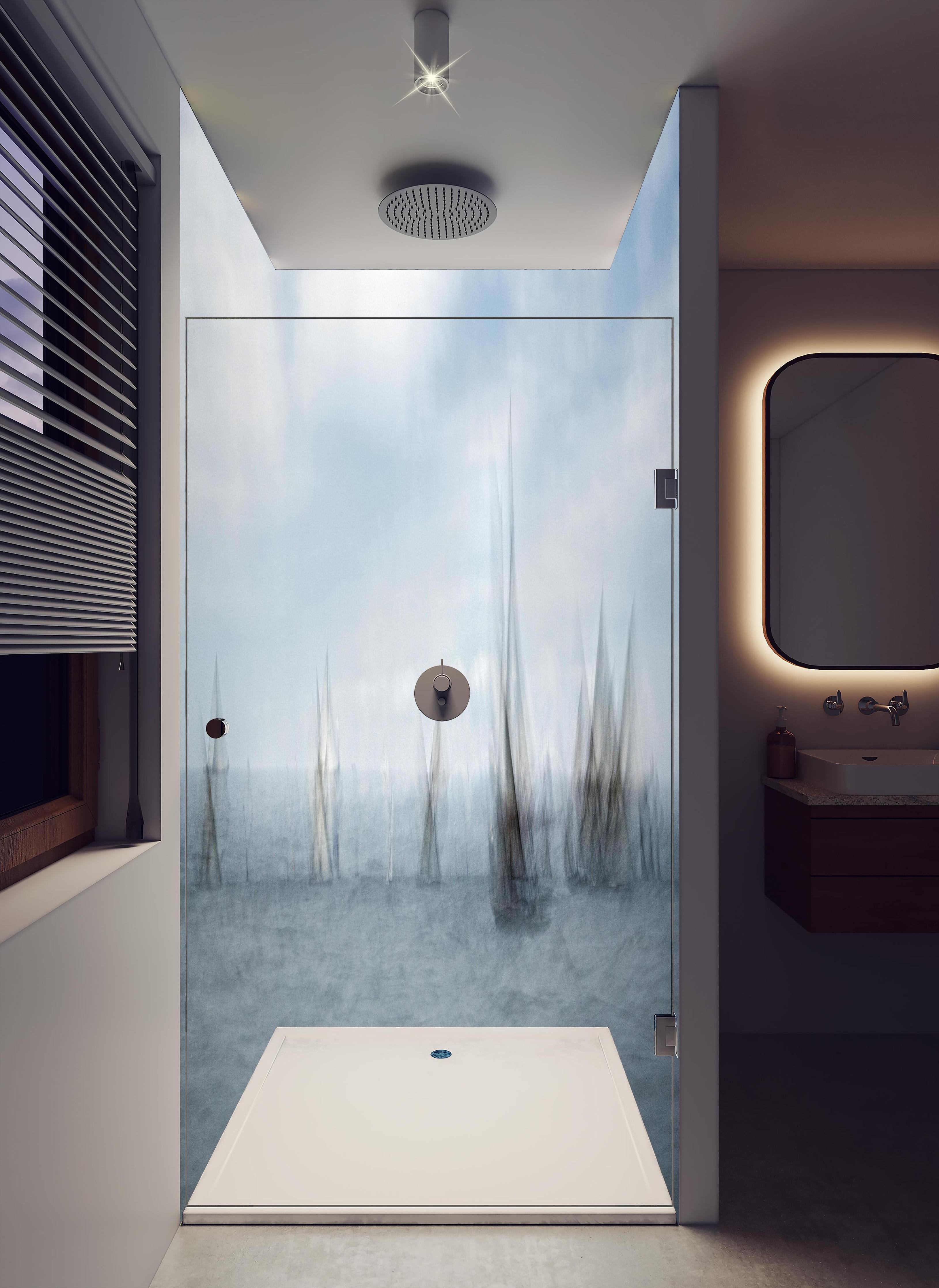 Duschrückwand - Boote im Meer - Unscharf in hellem Badezimmer mit Regenduschkopf - zweiteilige Eck-Duschrückwand