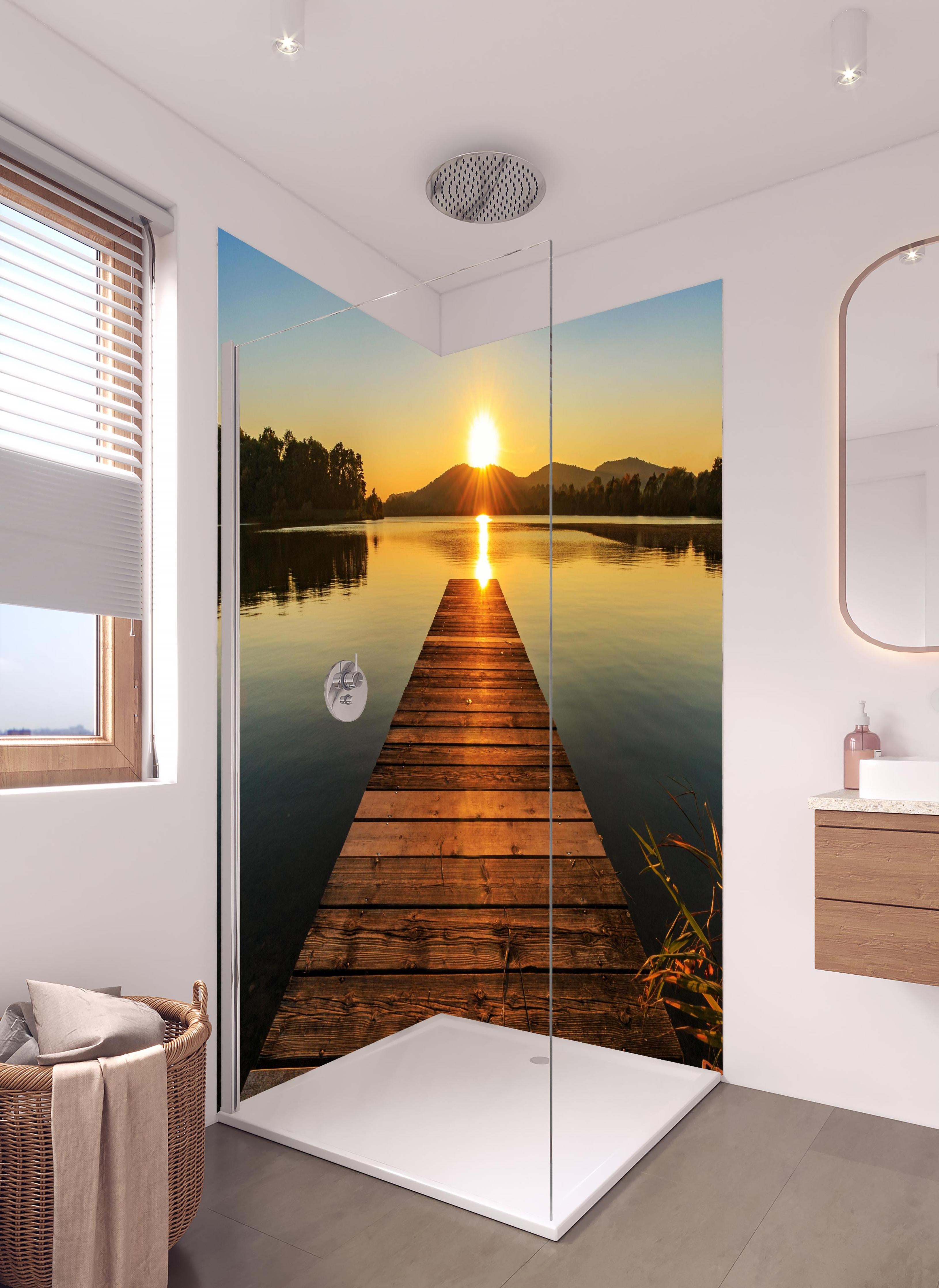 Duschrückwand - Bootssteg am Mittelsee in hellem Badezimmer mit Regenduschkopf - zweiteilige Eck-Duschrückwand
