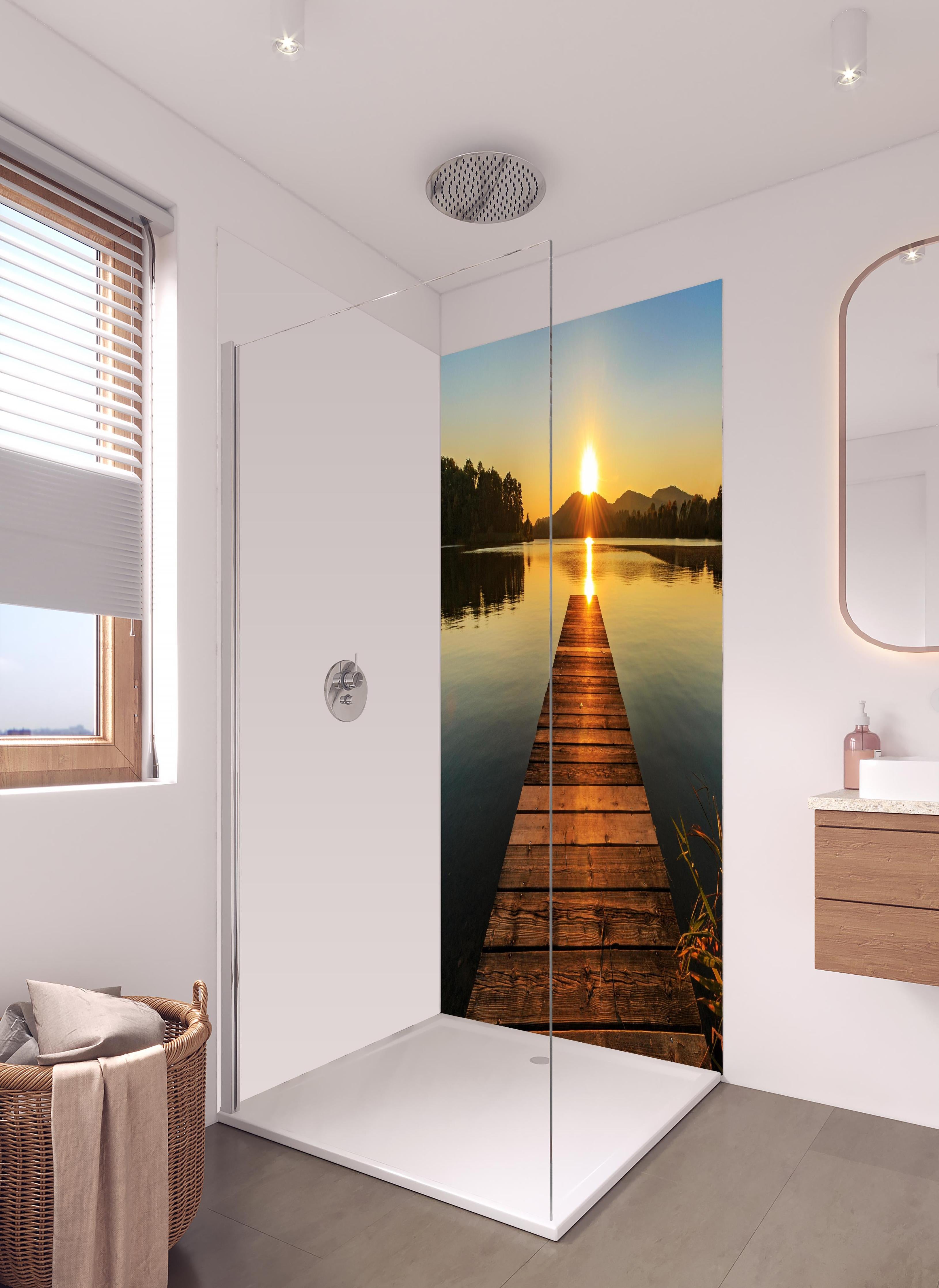 Duschrückwand - Bootssteg am Mittelsee in hellem Badezimmer mit Regenduschkopf - zweiteilige Eck-Duschrückwand