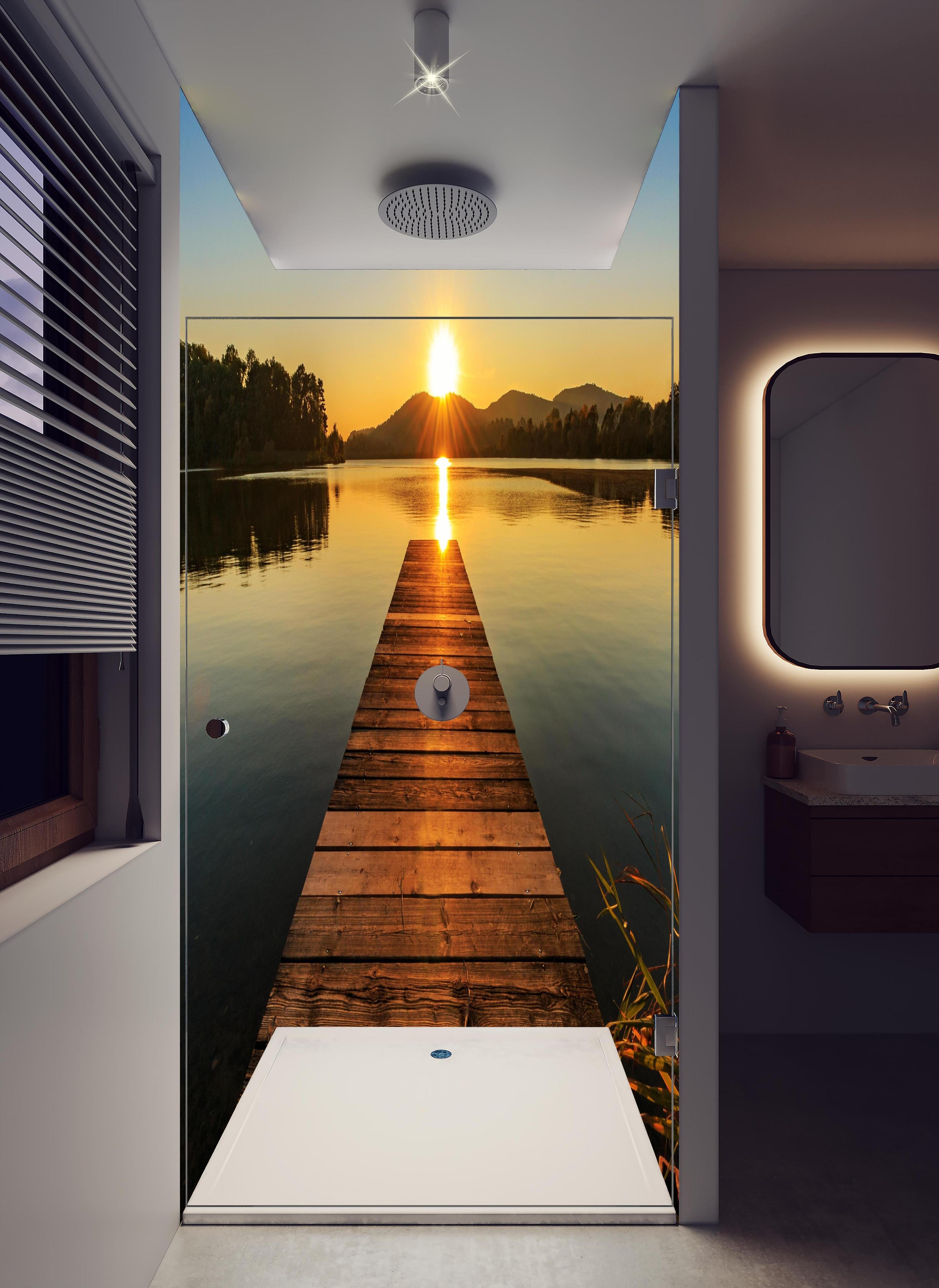 Duschrückwand - Bootssteg am Mittelsee in hellem Badezimmer mit Regenduschkopf - zweiteilige Eck-Duschrückwand