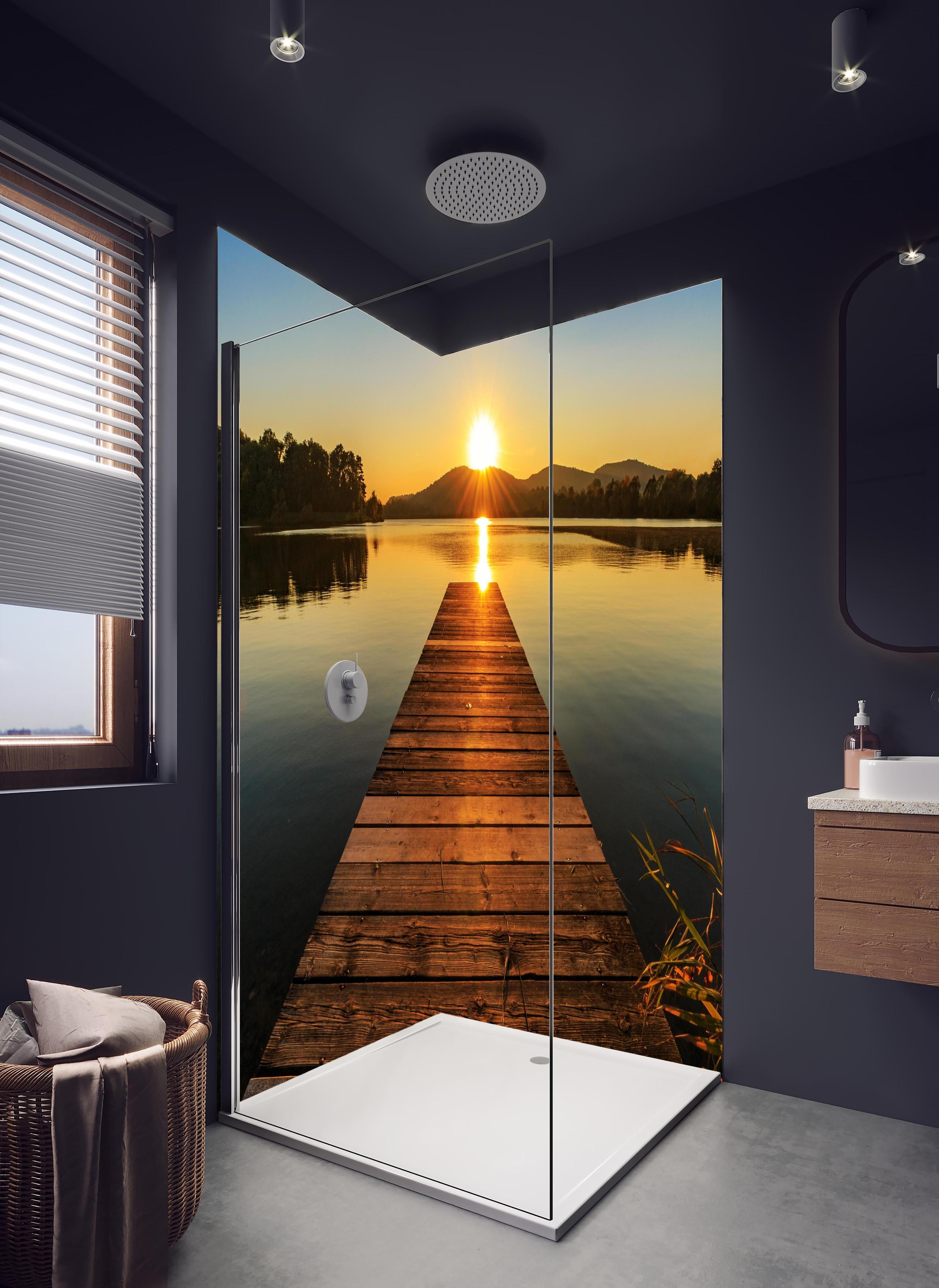 Duschrückwand - Bootssteg am Mittelsee in hellem Badezimmer mit Regenduschkopf - zweiteilige Eck-Duschrückwand