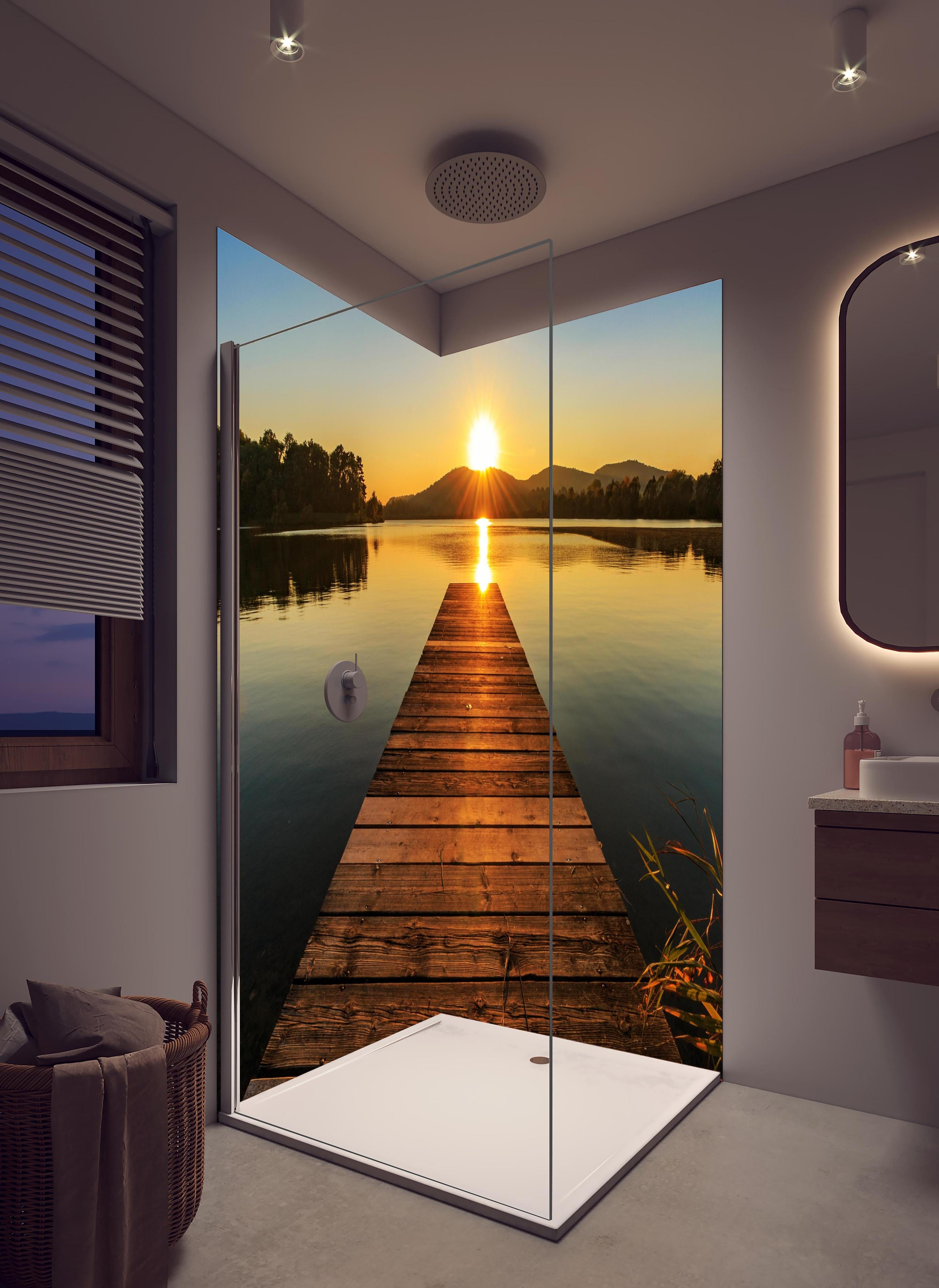 Duschrückwand - Bootssteg am Mittelsee in hellem Badezimmer mit Regenduschkopf - zweiteilige Eck-Duschrückwand