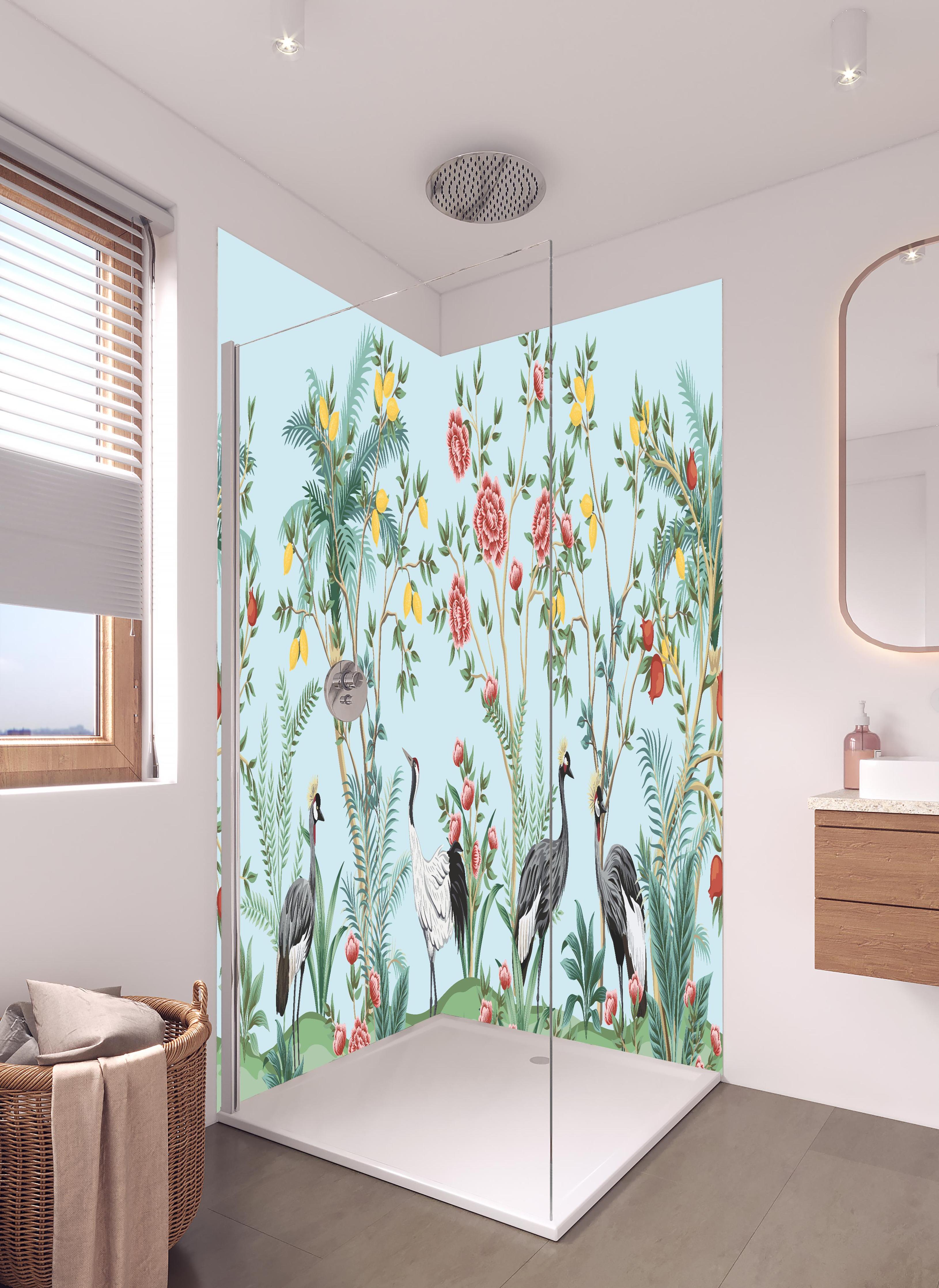 Duschrückwand - Botanische Tapete mit exotischen Vögeln in hellem Badezimmer mit Regenduschkopf - zweiteilige Eck-Duschrückwand