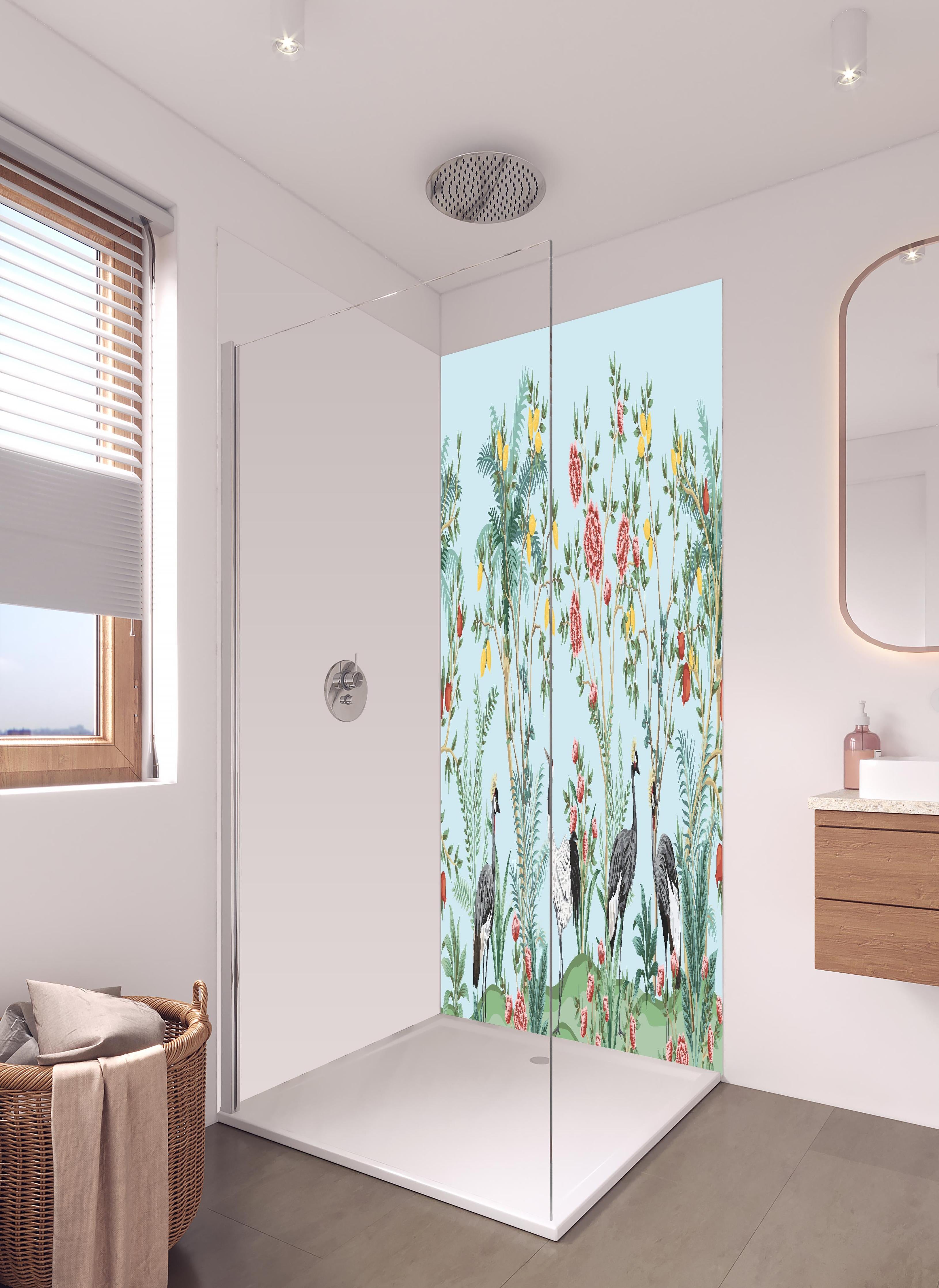 Duschrückwand - Botanische Tapete mit exotischen Vögeln in hellem Badezimmer mit Regenduschkopf - zweiteilige Eck-Duschrückwand
