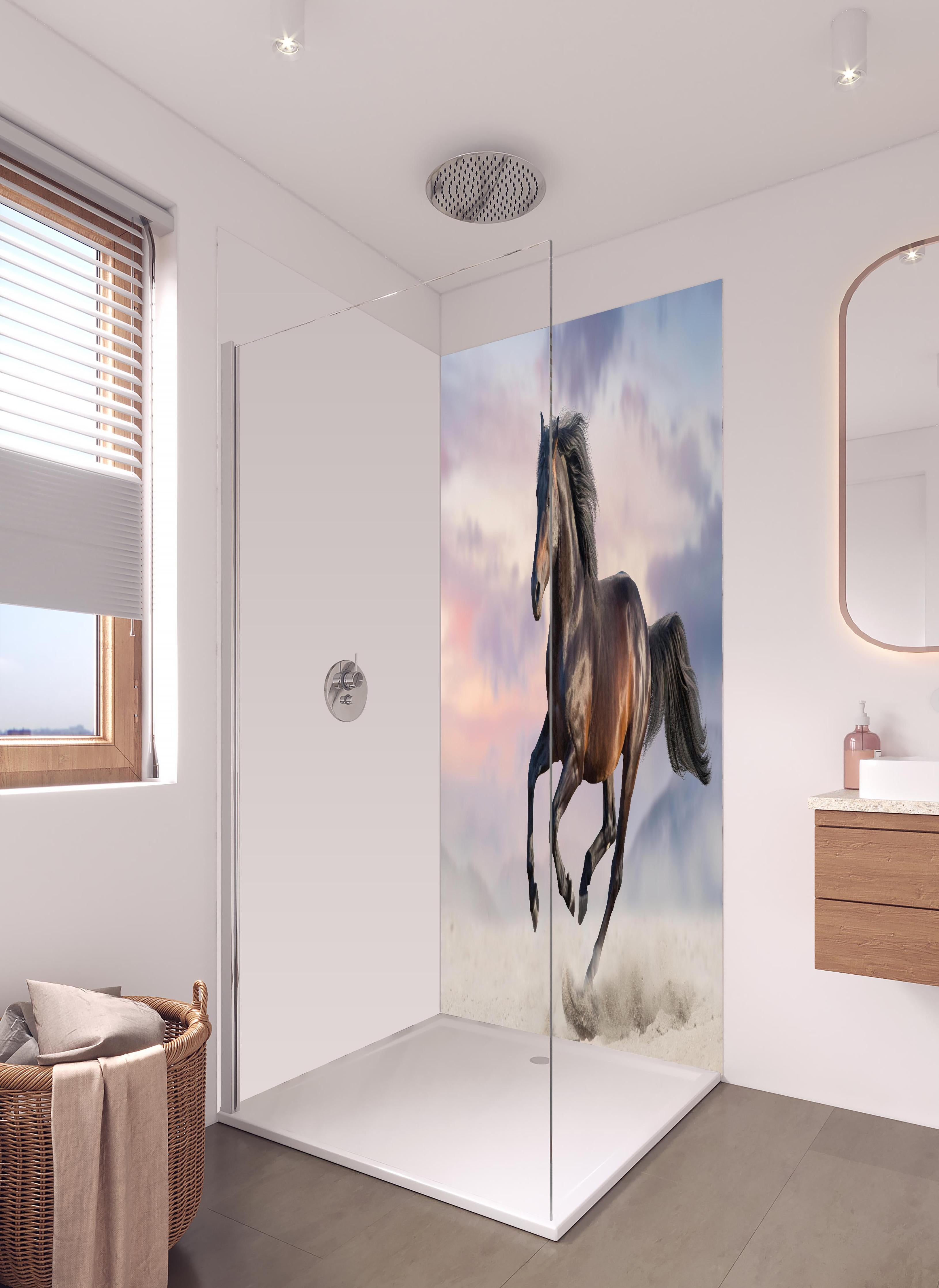 Duschrückwand - Braunes Pferd galoppiert in Wüste in hellem Badezimmer mit Regenduschkopf - zweiteilige Eck-Duschrückwand