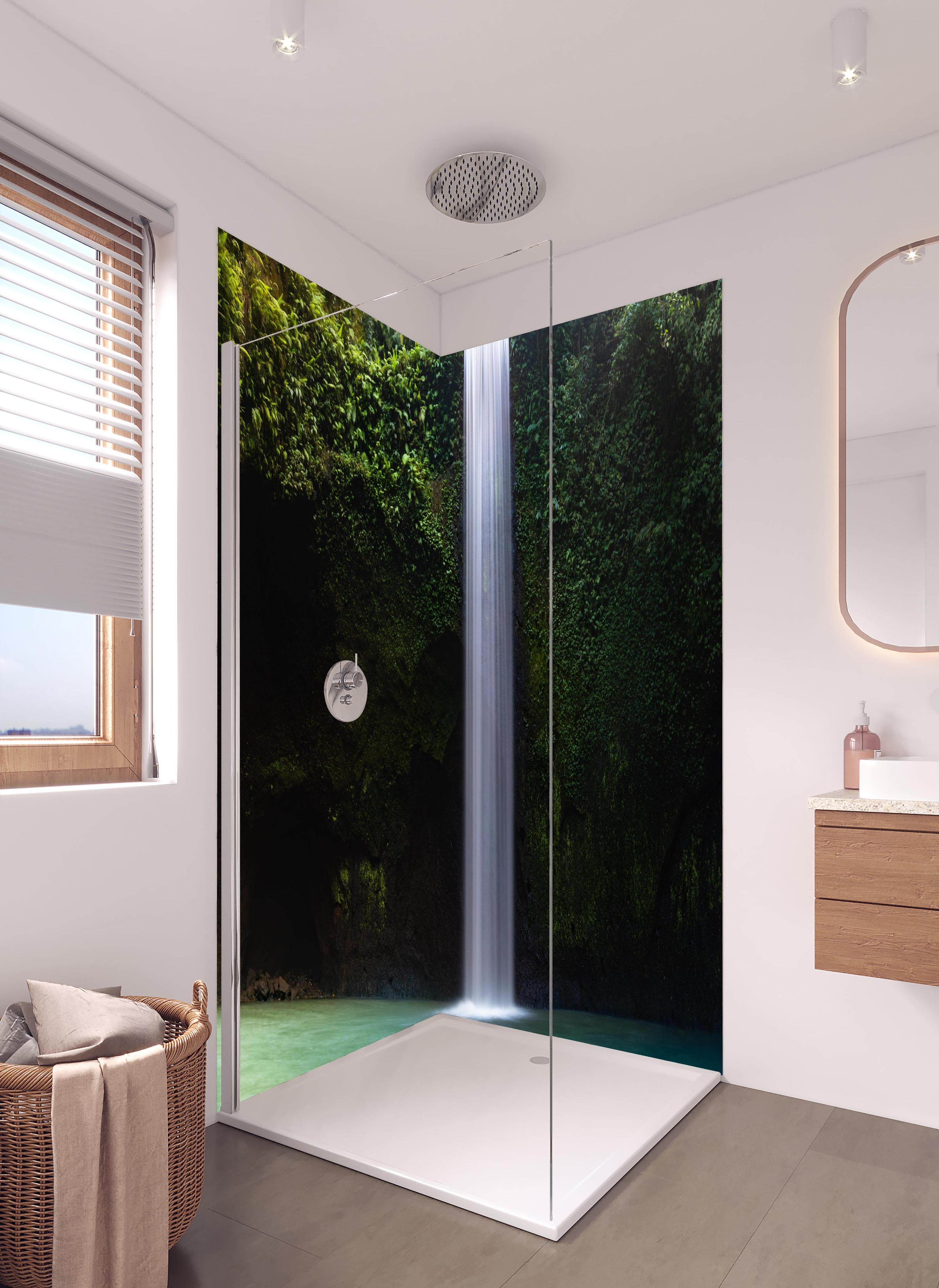 Duschrückwand - Brillante Kaskade auf Bali in hellem Badezimmer mit Regenduschkopf - zweiteilige Eck-Duschrückwand