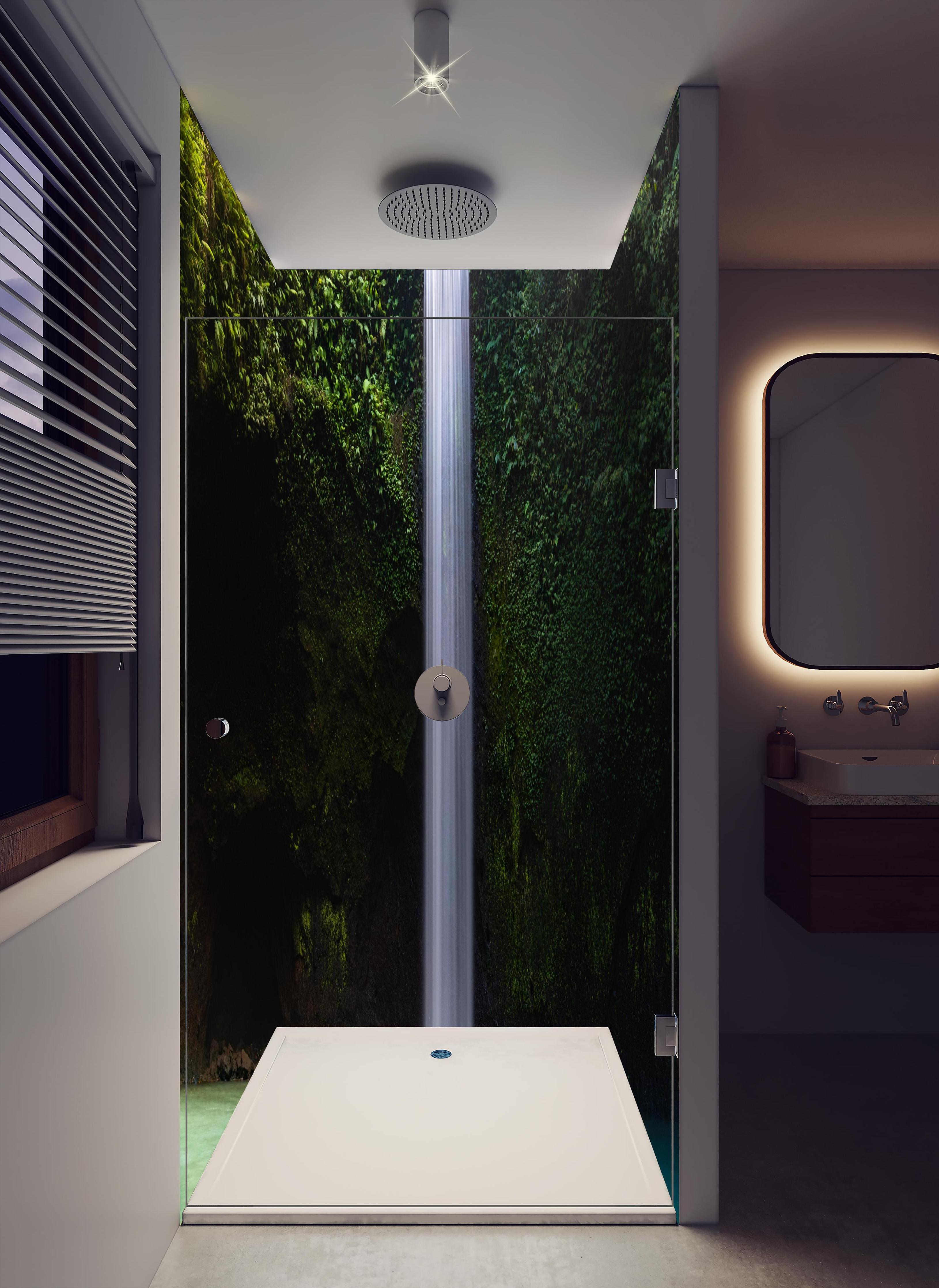 Duschrückwand - Brillante Kaskade auf Bali in hellem Badezimmer mit Regenduschkopf - zweiteilige Eck-Duschrückwand