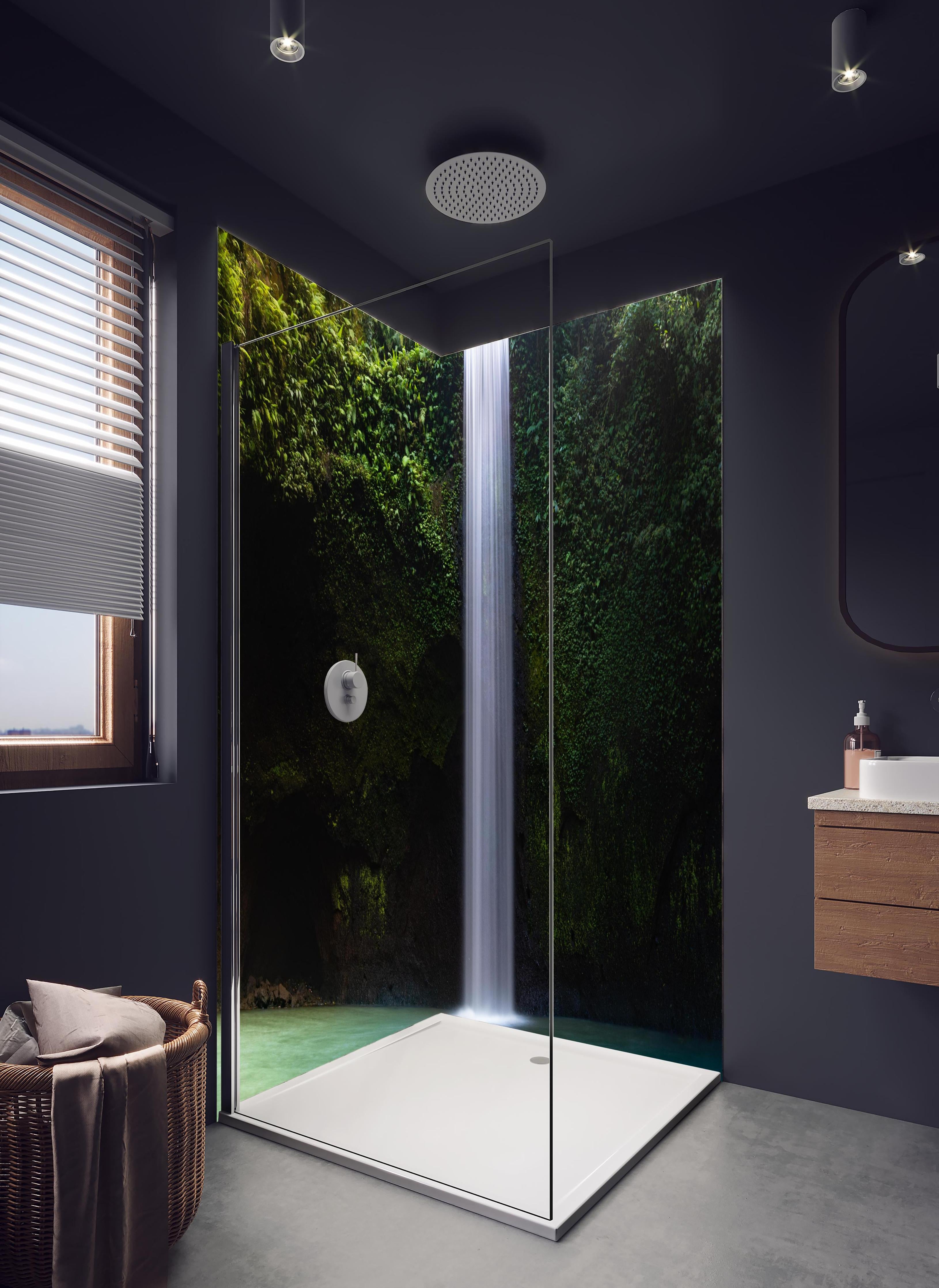 Duschrückwand - Brillante Kaskade auf Bali in hellem Badezimmer mit Regenduschkopf - zweiteilige Eck-Duschrückwand