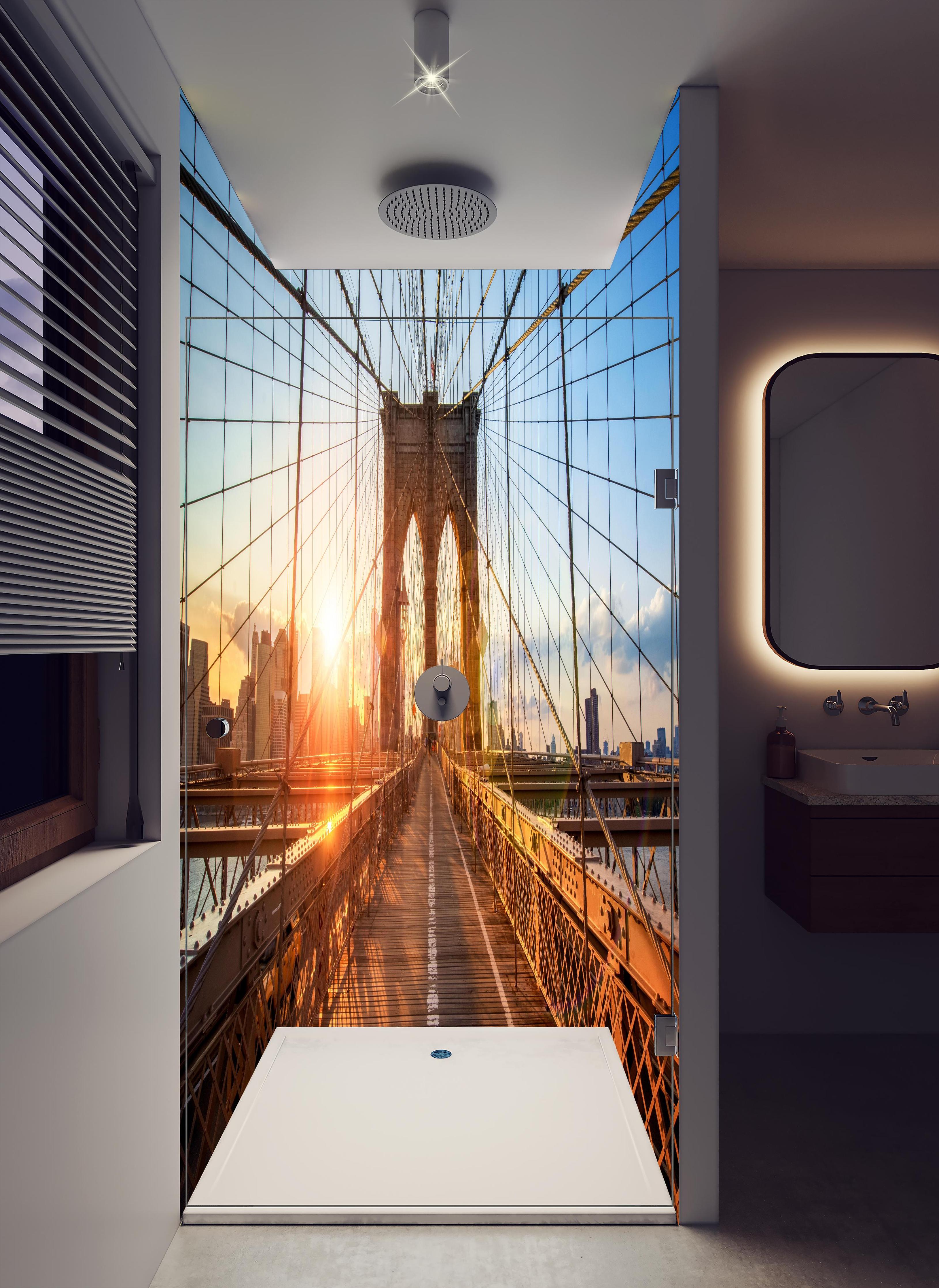 Duschrückwand - Brooklyn Bridge bei Sonnenuntergang in hellem Badezimmer mit Regenduschkopf - zweiteilige Eck-Duschrückwand
