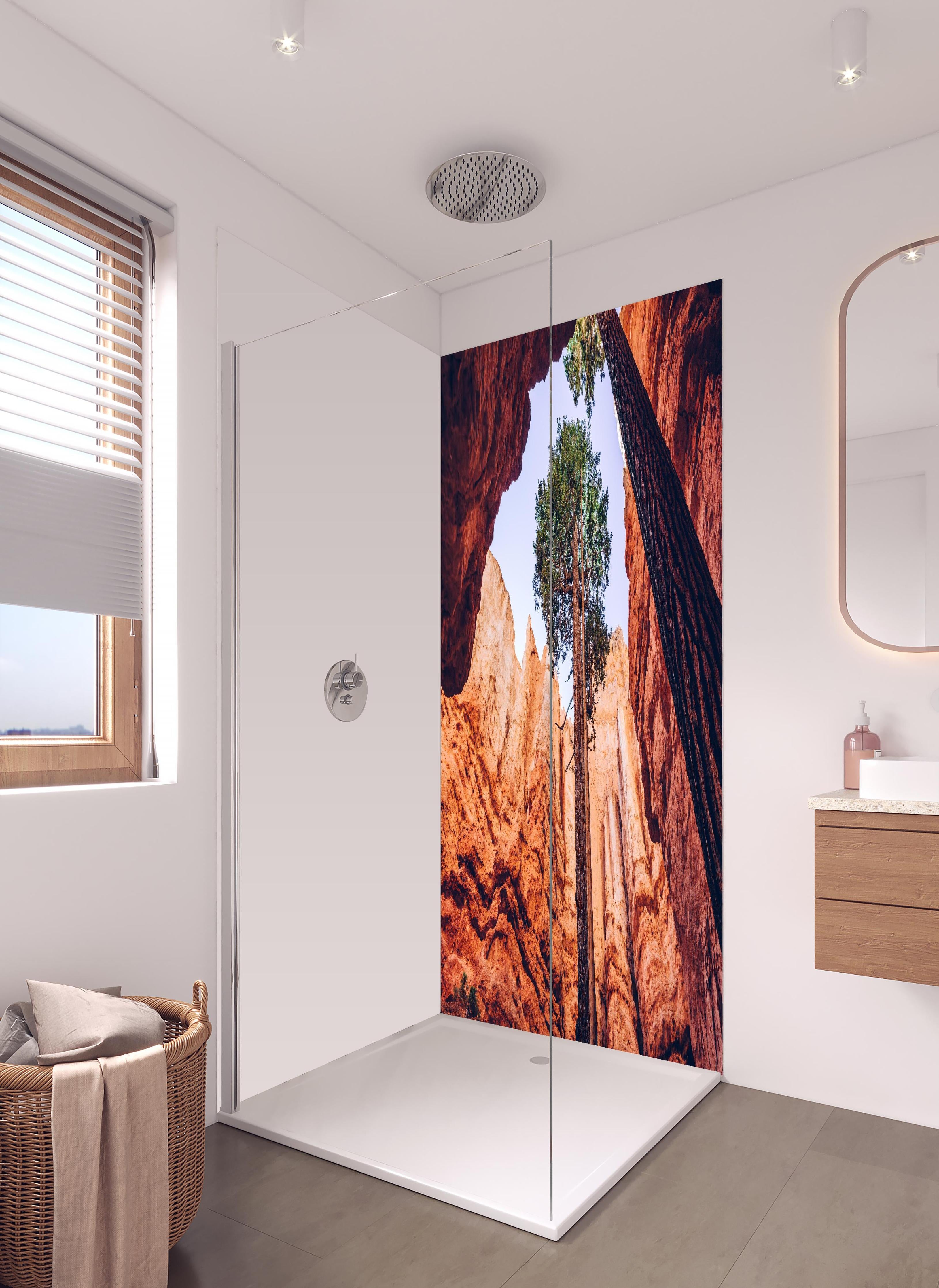 Duschrückwand - Bryce Canyon Felsen Himmel Baum in hellem Badezimmer mit Regenduschkopf - zweiteilige Eck-Duschrückwand