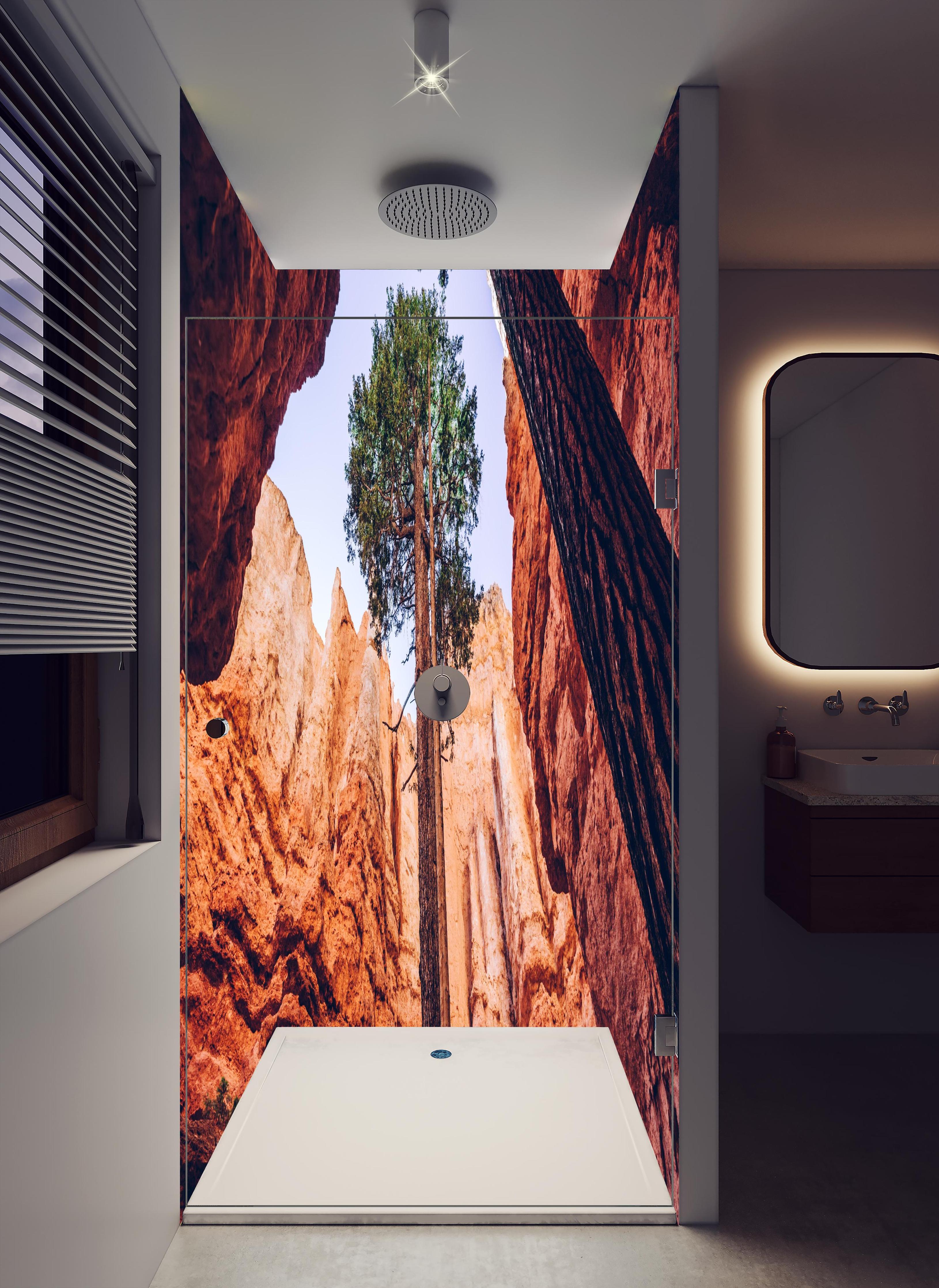 Duschrückwand - Bryce Canyon Felsen Himmel Baum in hellem Badezimmer mit Regenduschkopf - zweiteilige Eck-Duschrückwand