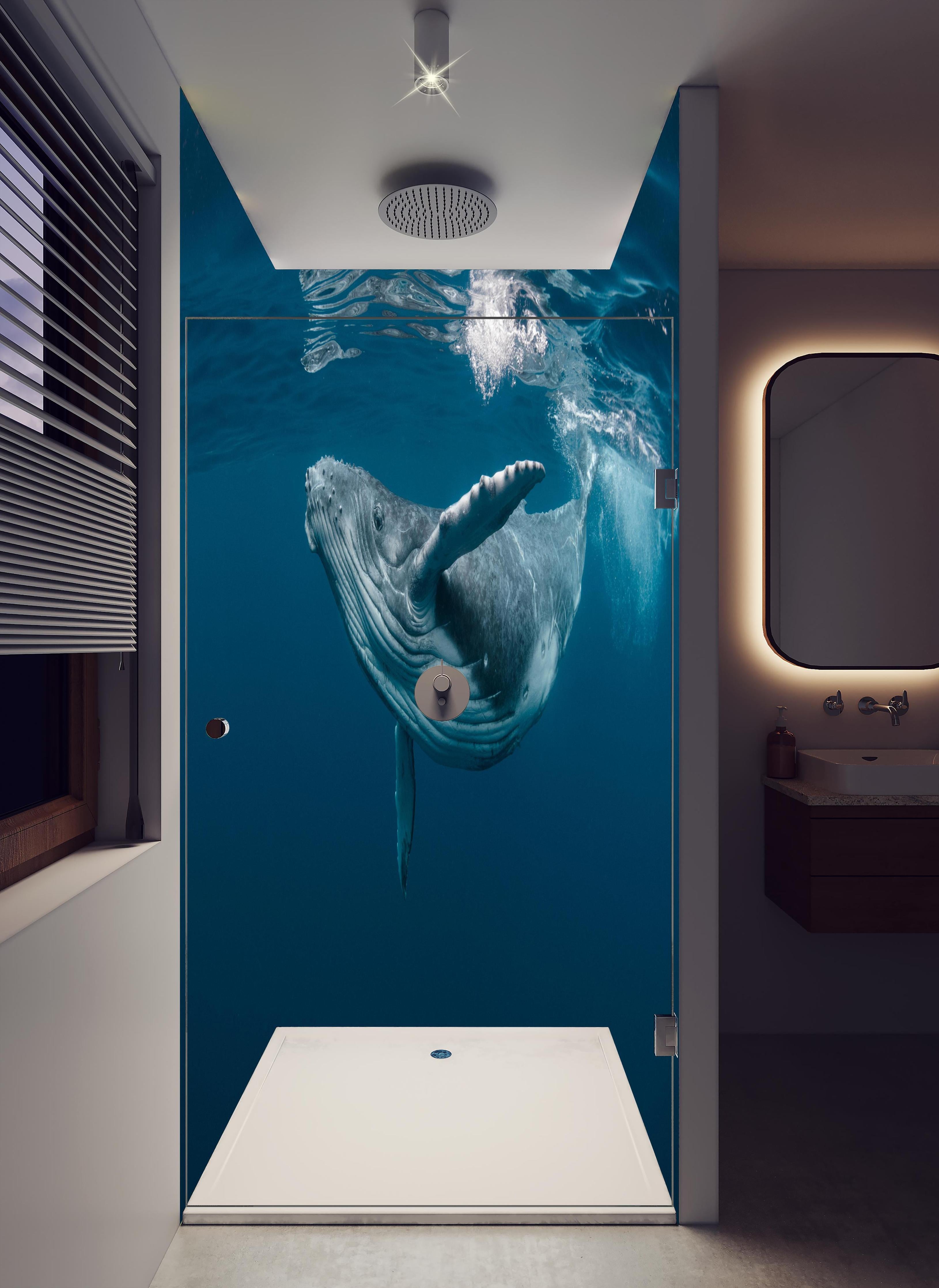 Duschrückwand - Buckelbaby - nähe Wasseroberfläche in hellem Badezimmer mit Regenduschkopf - zweiteilige Eck-Duschrückwand