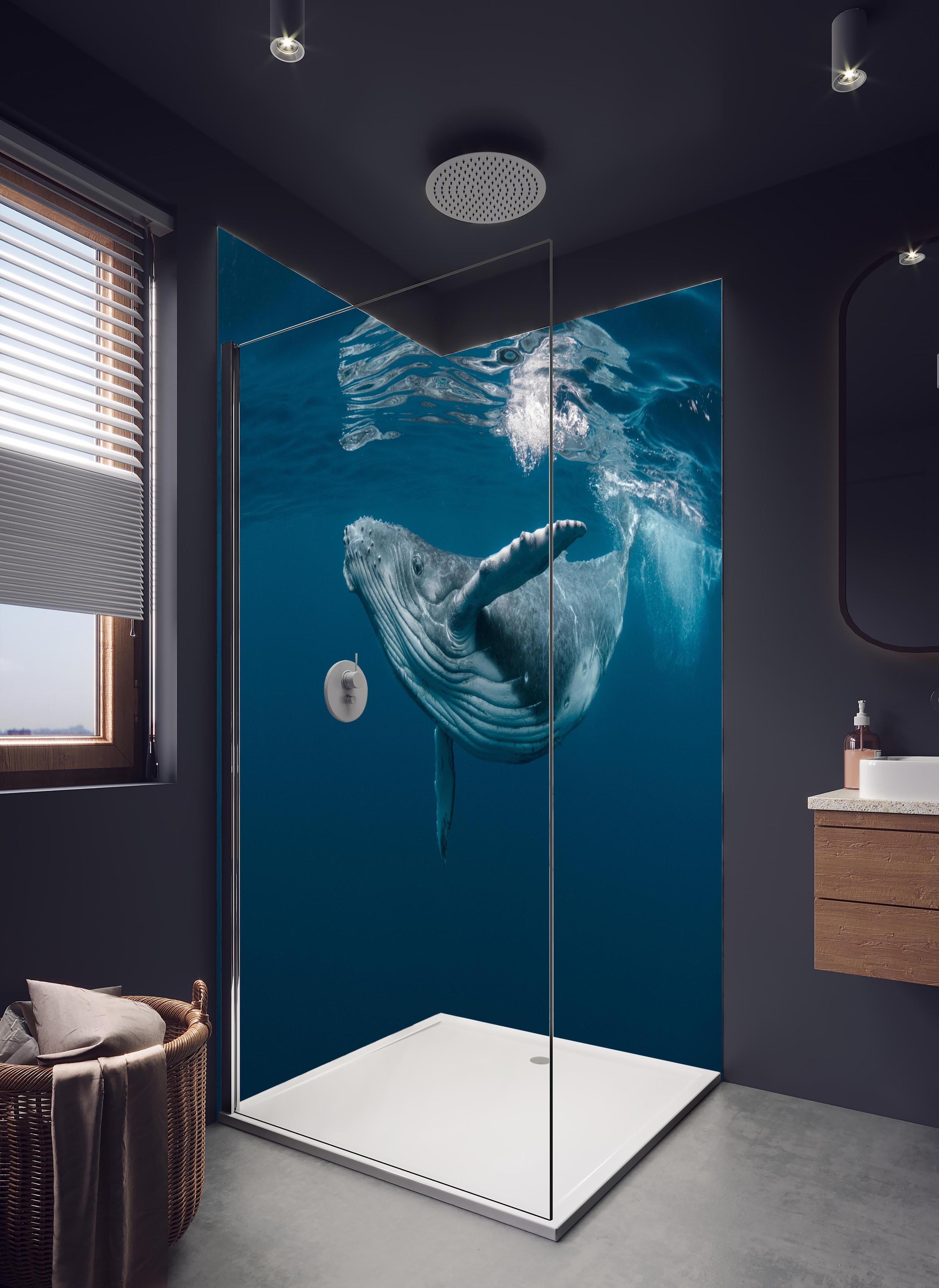 Duschrückwand - Buckelbaby - nähe Wasseroberfläche in hellem Badezimmer mit Regenduschkopf - zweiteilige Eck-Duschrückwand