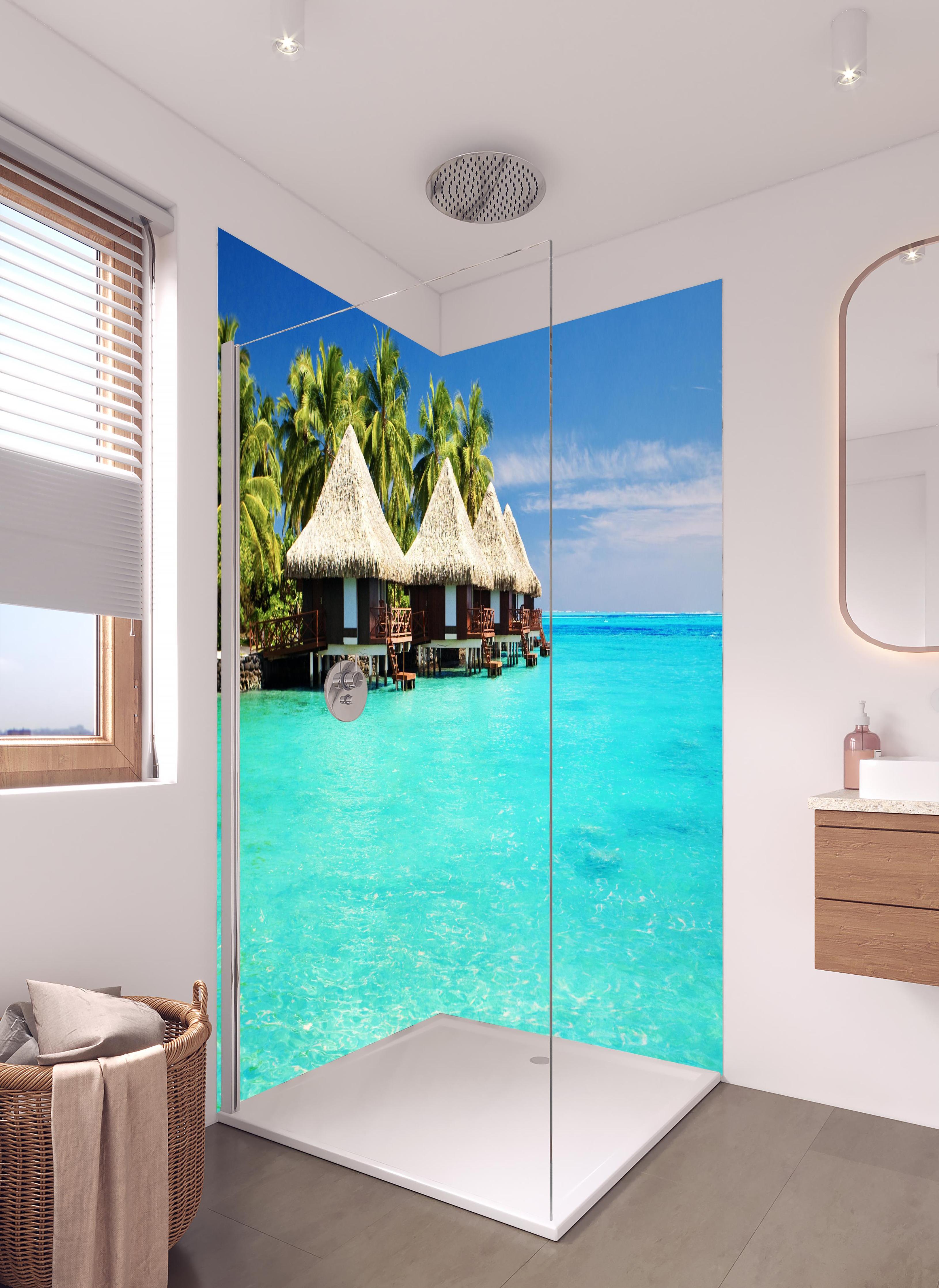 Duschrückwand - Bungalows Wasser Lagune Tropen Bild in hellem Badezimmer mit Regenduschkopf - zweiteilige Eck-Duschrückwand