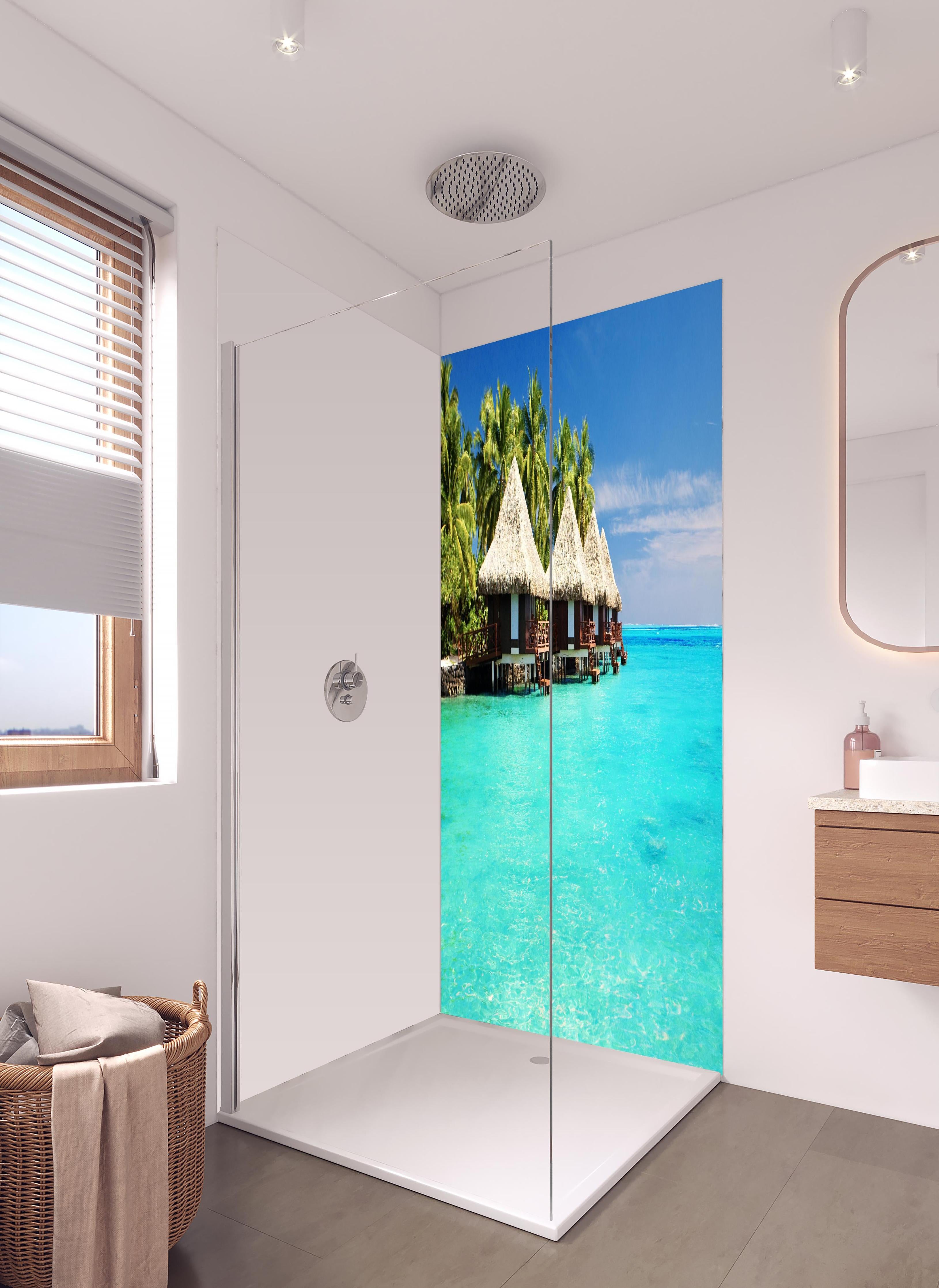 Duschrückwand - Bungalows Wasser Lagune Tropen Bild in hellem Badezimmer mit Regenduschkopf - zweiteilige Eck-Duschrückwand