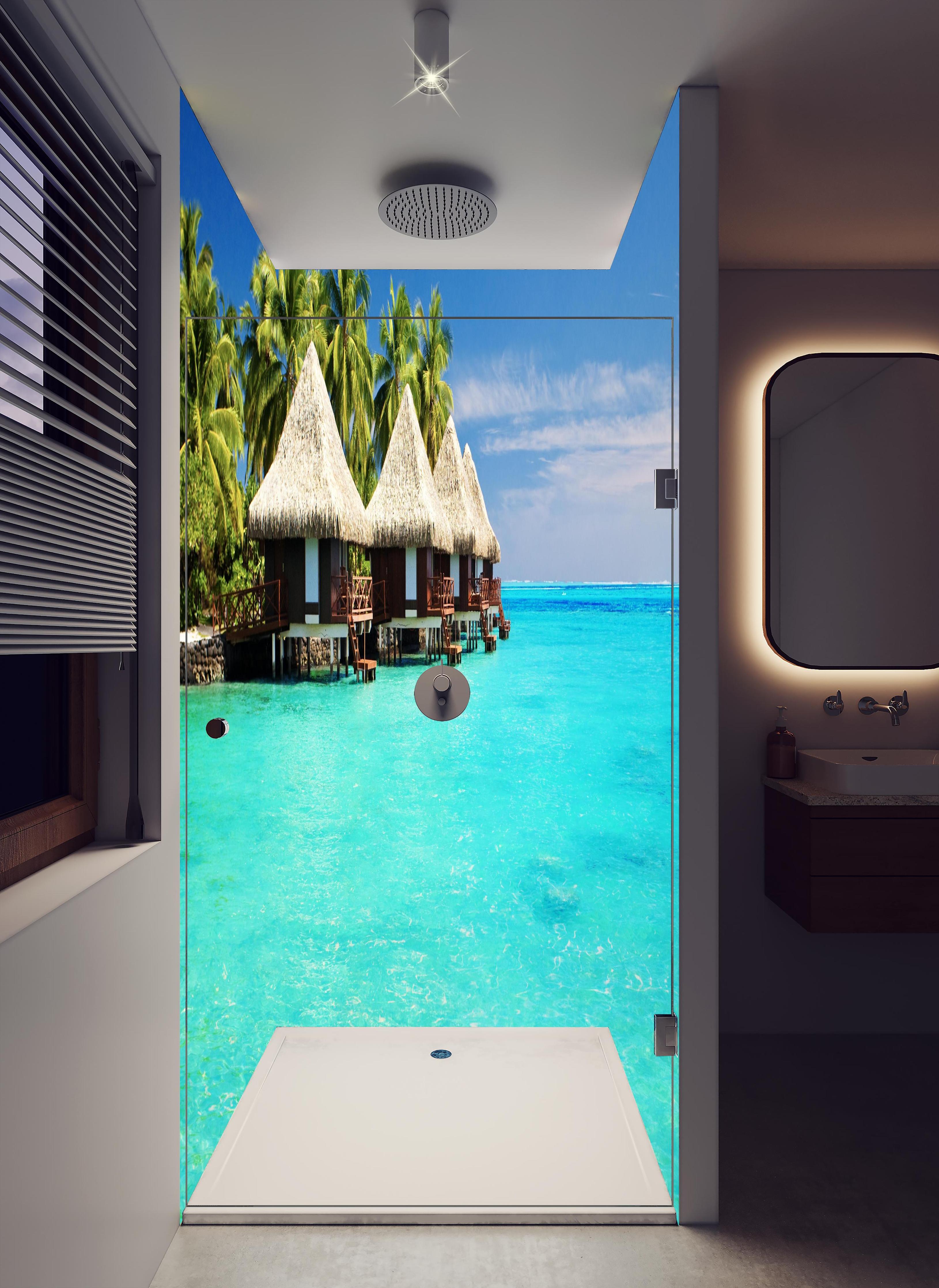 Duschrückwand - Bungalows Wasser Lagune Tropen Bild in hellem Badezimmer mit Regenduschkopf - zweiteilige Eck-Duschrückwand